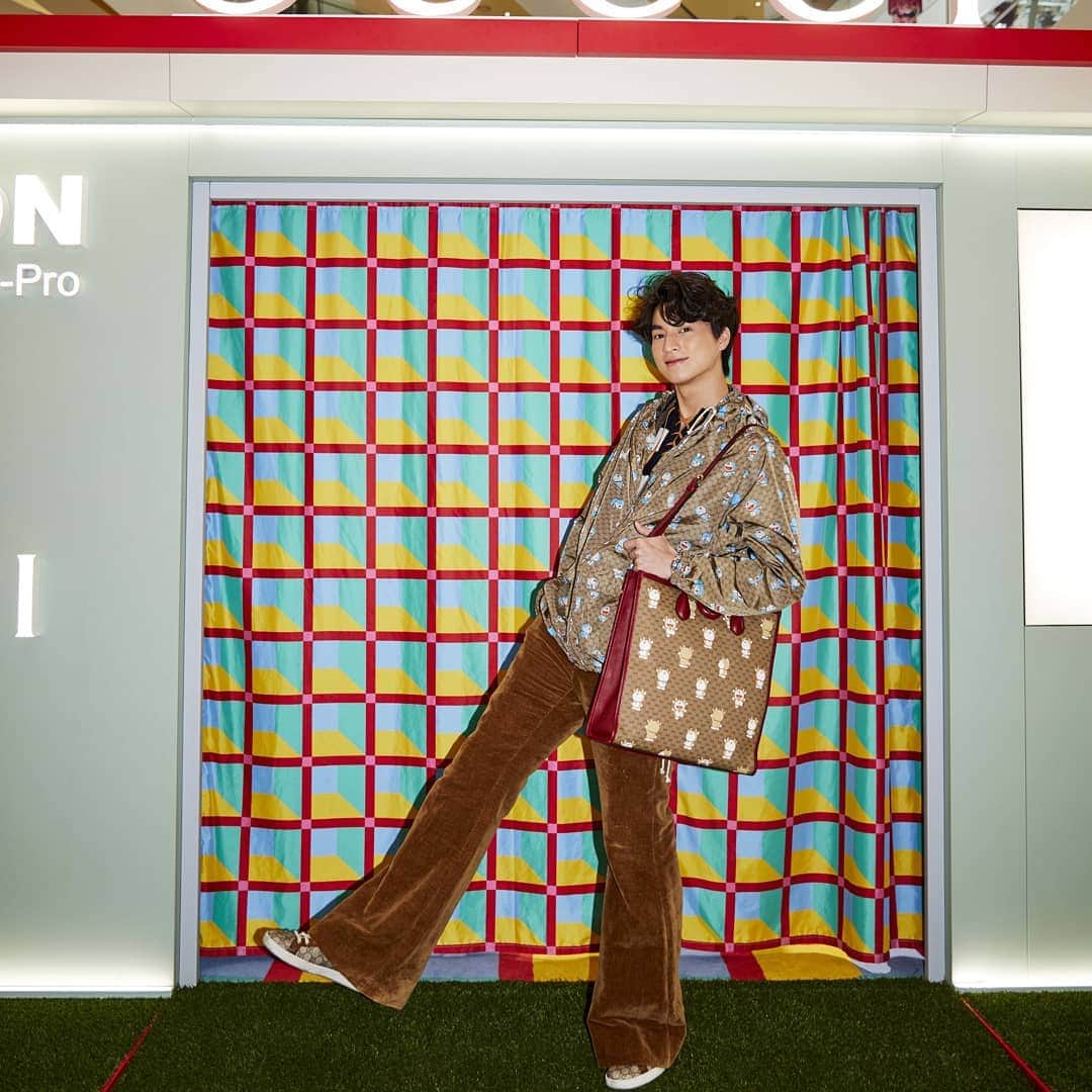 のインスタグラム：「หลังจากที่ร่วมงานกับดิสนีย์  มาอย่างต่อเนื่องตั้งแต่ปี 2019 ล่าสุด อเลสซานโดร มิเคเล (Alessandro Michele) ขอเอาใจคนรักการ์ตูนจากซีกโลกฝั่งตะวันออกดูบ้างด้วยการร่วมงานกับฟูจิโกะ โปร(©Fujiko-Pro) ที่ยังคงทำได้คาวาอี้อีกเช่นเคย   เมื่อ เจ้าหุ่นยนต์แมวสีฟ้าการ์ตูนขวัญใจคนเอเชียและทั่วโลกที่เพิ่งมีอายุครบ 50ปีในคอลเลกชั่น #doraemonxgucci  พบคอลเลคชั่นพิเศษนี้ได้ที่ Gucci Pin, Thara Hall ชั้น M ไอคอนสยาม ตั้งแต่วันนี้ถึง 15 กุมภาพันธ์นี้」