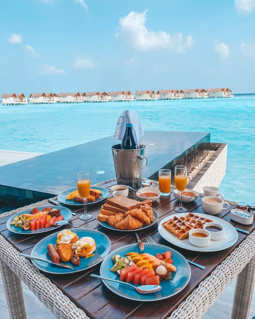バーボラ・コディトヴァのインスタグラム：「How I like to start my day @movenpickkuredhivarumaldives 🥂 Tag someone you’d take here 🌺」