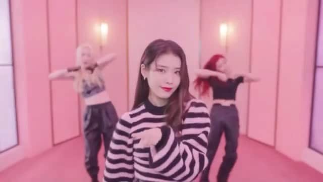 ジェアのインスタグラム：「가사 너무 좋다💜 #celebrity  #IU」