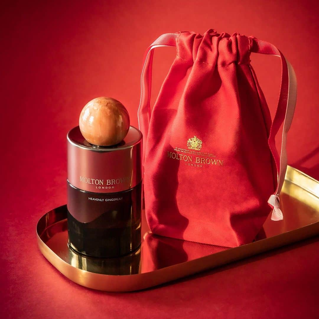モルトンブラウンのインスタグラム：「For a limited time, you’ll receive a complimentary red Molton Brown Twill Pouch with any 100ml Eaux de Parfum or Toilette purchase.* (*While stocks last.)」