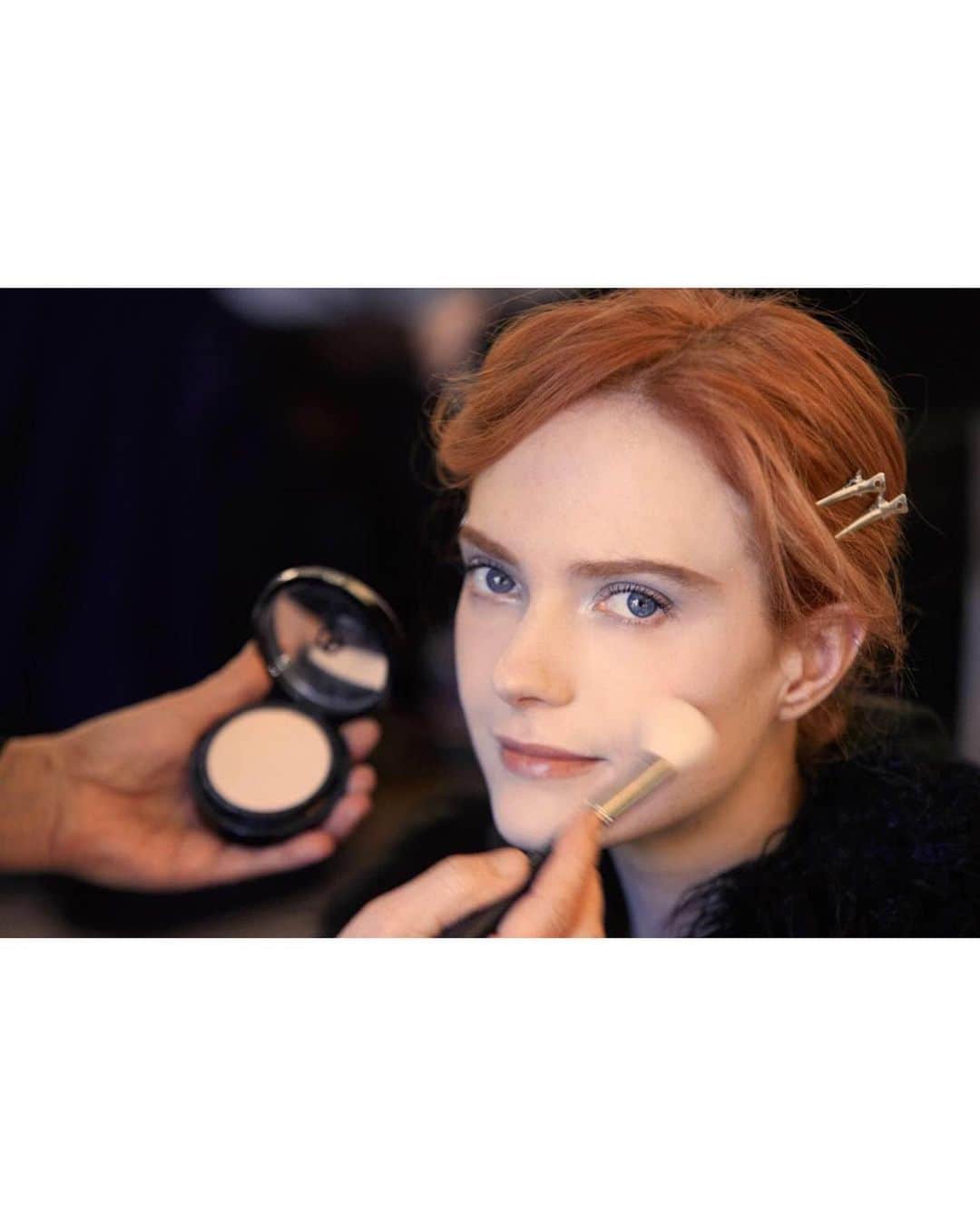 Vogue Italiaさんのインスタグラム写真 - (Vogue ItaliaInstagram)「The new @GiorgioArmani Privé collection tells the story of Mr Armani’s journey, his sense of freedom, his independence from fleeting trends. Linda Cantello, International MakeUp artist of @ArmaniBeauty, interprets the #GiorgioArmaniPrivé collection in makeup, “a combination of the Armani DNA in soft hues to enhance the femininity of the collection” she says, “and inspired by the beauty and history of Palazzo Orsini.” See more images and read the text by @SofiVigano via link in bio.」1月27日 23時15分 - vogueitalia