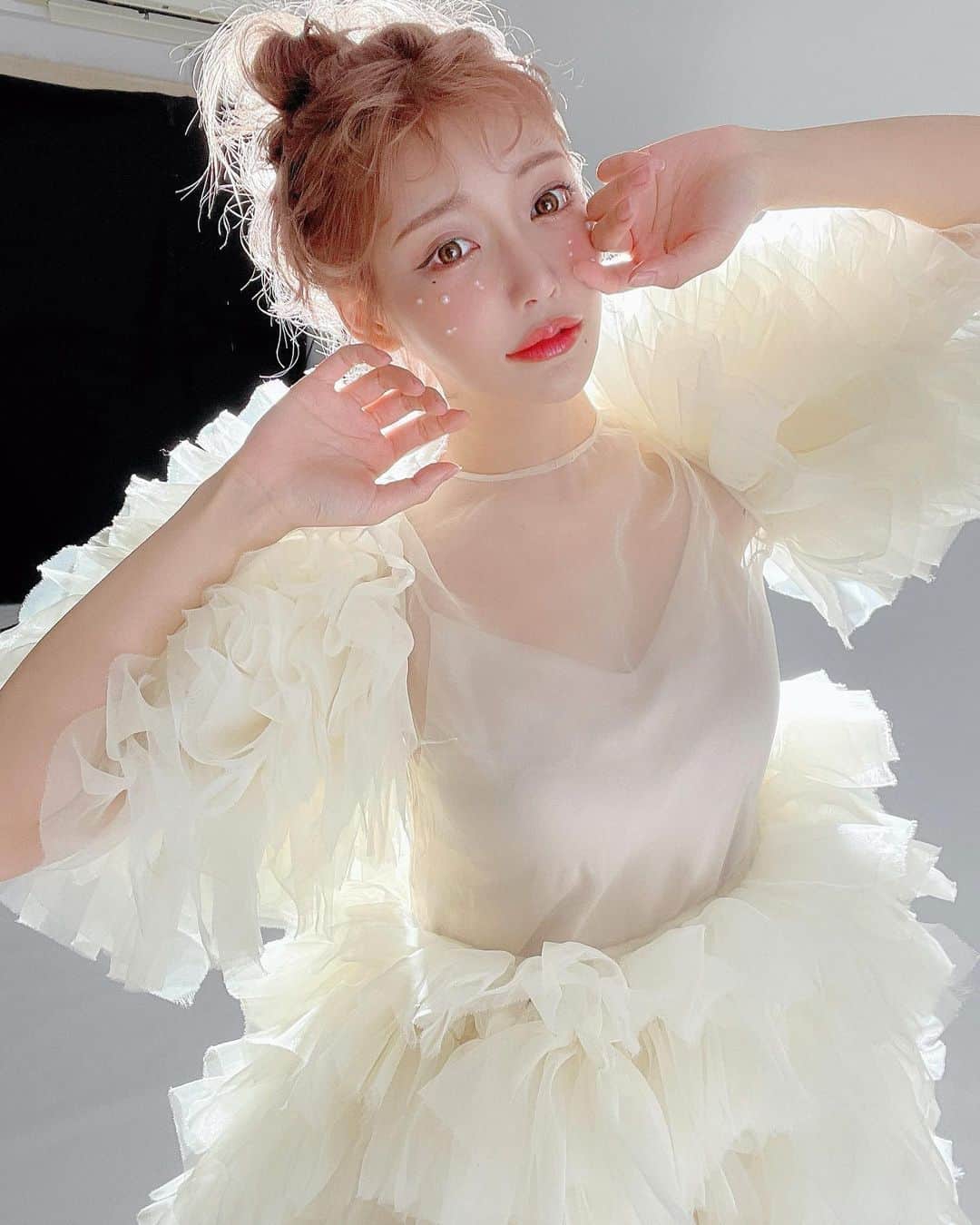 明日花キララのインスタグラム：「小麦粉の妖精🧚🏻‍♀️🥐」