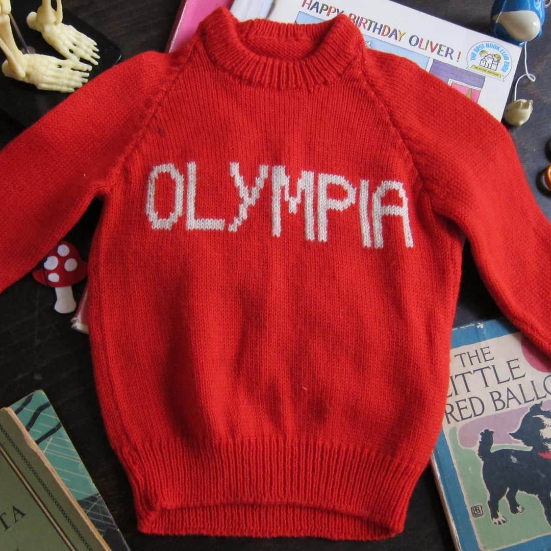 オランピアルタンのインスタグラム：「My old sweater ❤️ wore it a lot around the age of 6, my brother had a matching one with his name on it. #olympia」