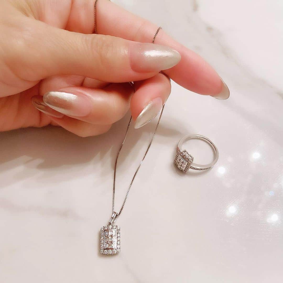 鈴木絢子さんのインスタグラム写真 - (鈴木絢子Instagram)「・ ・ 【顔映えジュエリー】 1月も終わりに近づき、バレンタインまでもうすぐ。 ・ 顔がパッと明るくみえて、シンプルなニットにも好相性🌟 個性がありつつ使い回しも重視するなら、断然バケットタイプのアンティークジュエリー！ 純白が眩しい、ホワイトゴールドのネックレス＆リングがオススメです🤗✨ ・ 💎おすすめ3カラー #ホワイトゴールド #イエローゴールド #ピンクゴールド ・ オーダージュエリーは2週間程お時間頂いています。が！ 翌日到着の#明日楽 対応のジュエリーもたくさん。 お急ぎオーダーもお任せください🤗💡 ・ #楽天1位 #ツノジュエリー 🦌✨ https://r10.to/hbQjyH ・ ・ ・ #バレンタインのプレゼント #アンティーク #アンティークジュエリー #ジュエリーデザイナー #ツノジュエリー  #美容家 #美肌ジュエリー #開運ジュエリー #ダイヤモンド #お守りジュエリー #ヘビロテ #幸せを運ぶ鹿のツノ #大人ジュエリー #セクシージュエリー #高見え #プラチナ #jewelry #tsunojewelry #diamond #classical #Valentine #💎」1月27日 23時23分 - ayako_suzuki810