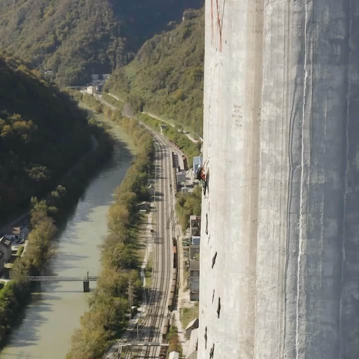 ドメン・スコフィッチのインスタグラム：「WE PULLED IT OFF! In October 2020 I did the sickest project in my climbing career with @janja_garnbret and finally I can share this story with all of you guys.  Incredibly grateful and honored I had the opportunity to do something this special.  Ok, enough with the words. There are plenty more in the full video on Red Bull TV. Link in my BIO.   #trbovlje #climbing #multipitch #360ascent redbull #tidakriiila . @redbull #givesyouwiiings @redbullsi @adidas @adidasterrex @fiveten_official @pazi.to #zavarovalnicatriglav @postanivojak #slovenskavojska @climbing_ranch」