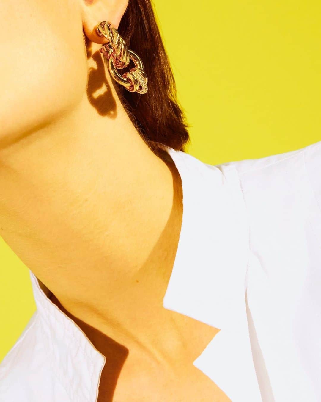 マルベリーさんのインスタグラム写真 - (マルベリーInstagram)「Simple silhouettes with an ornate touch for new season #MulberryJewellery with the Twist Earrings in gold-tone.」1月27日 23時24分 - mulberryengland