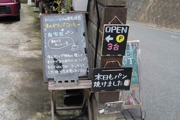 福岡グルメ 福岡ランチ「デビログ」さんのインスタグラム写真 - (福岡グルメ 福岡ランチ「デビログ」Instagram)「. ここは自家焙煎珈琲と自家製のパンとスイーツが楽しめる店。 店内は広々としており、ゆっくりできるのも嬉しい🙆‍♂️ 薬院にある「カフェ マルゴ (cafe MARUGO) 」は姉妹店。  店名が付いた深煎りの「マルゴブレンド」550円は苦味と甘みのバランスが抜群の一杯。 昔、店主が衝撃を受けた味を再現したものらしい。 個人的に深煎りが好きなので、ストレート珈琲の深煎りが数種類あるのも嬉しい😊 特に高価なエチオピアのゲイシャが650円で飲めるのは貴重やね👍  手作りケーキも安くて美味いんよ🍰 「珈琲バターケーキ」460円はバターがくどくなく、大人の味。  メニューなどはデビログに掲載しています。 サイトを見る場合はブラウザでデビログで検索👉  #カフェマルゴ向野店 (#cafeMARUGO ) #福岡市南区向野 1-22-25 092-408-3646 9:00～19:00 定休日：なし PayPay使える。  #福岡カフェ #福岡カフェ巡り #福岡自家焙煎珈琲 #カフェマルゴ #福岡スイーツ  #福岡 #福岡県 #福岡市 #福岡グルメ #福岡ランチ #福岡ディナー #福岡ごはん #福岡ご飯 #福岡飯 #福岡食べ歩き #福岡インスタグルメ #食べログ福岡 #福岡旅行 #福岡グルメ旅 #博多 #博多グルメ #博多ランチ #fukuoka #fukuokacity #fukuokagourmet #fukuokapics #hakata」1月27日 23時33分 - devi_takahashi