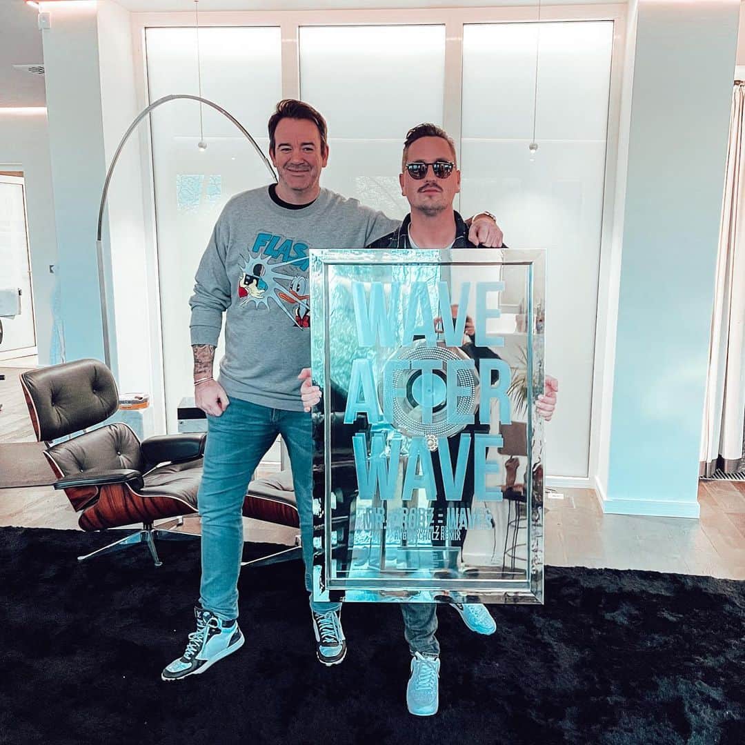 ロビン・シュルツのインスタグラム：「Speechless and overwhelmed ❤️ Diamond status with Waves, Prayer in C and Sugar in Germany 🇩🇪 Each one sold over 1.000.000 times. First award arrived today - so proud! Thanks to my team and everyone out there who supported me over the past years! 🙏🏼 @mrprobz」