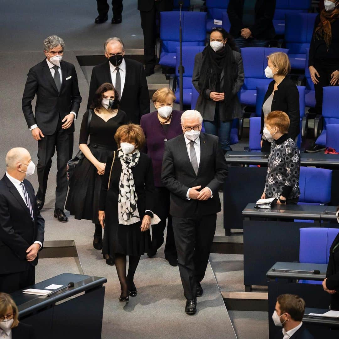 アンゲラ・メルケルのインスタグラム：「Heute vor 76 Jahren wurde das Konzentrations- und Vernichtungslager Auschwitz-Birkenau befreit. Bundeskanzlerin Merkel und die Repräsentanten der Verfassungsorgane haben heute am Internationalen Holocaust Gedenktag an der Gedenkstunde im Deutschen Bundestag teilgenommen. --- 76 years ago, the concentration and extermination camp Auschwitz-Birkenau was liberated. Chancellor Merkel and the representatives of the constitutional bodies took part in the hour of remembrance in the German Bundestag today on International Holocaust Remembrance Day. . . . #Holocaustgedenktag #WeRemember #HolocaustMemorialDay #HolocaustRemembranceDay #Kanzlerin #Merkel」