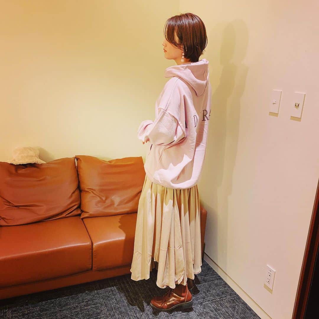瀬戸麻沙美さんのインスタグラム写真 - (瀬戸麻沙美Instagram)「こんばんは！とじともを見てくれたみなさんありがとうございます😊  今宵着ていたお洋服は、瀬戸の推しである宮崎由加さんがプロデューサーを務めていらっしゃるブランド『ADIRA』のお洋服でした👗✨  普段からADIRAのお洋服を着ている私ですが、今回は、特別なのです…！  なぜかって、 なぜかって！  宮崎由加さんご自身がチョイスして下さったお洋服を頂いたからなのです(　ﾟдﾟ)❗️❗️  ことの経緯としましては、ADIRAスタッフさんが瀬戸のブログを見てくださって、Instagramを開設したことを知ってくださり、それを由加さんに伝えてくださって、DMを頂いて…という嘘みたいなほんとのお話👼👼✨  あわぁ…この動揺と嬉しさをちゃんと文章で伝えられる自信がないです･:*+.\(( °ω° ))/.:+💦  だけど！写真で何かを伝えられるのがInstagramの良いところ！！ こちらのかわいいお洋服をご覧くださいませ〜🤣✨  #adira #宮崎由加 #adira_tokyo  #ゆかにゃ  #だいすきゆかにゃ  宮崎由加さん、ADIRAスタッフの皆様、ありがとうございます😭✨」1月27日 23時37分 - seto_asami