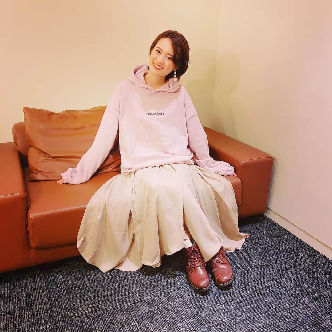 瀬戸麻沙美さんのインスタグラム写真 - (瀬戸麻沙美Instagram)「こんばんは！とじともを見てくれたみなさんありがとうございます😊  今宵着ていたお洋服は、瀬戸の推しである宮崎由加さんがプロデューサーを務めていらっしゃるブランド『ADIRA』のお洋服でした👗✨  普段からADIRAのお洋服を着ている私ですが、今回は、特別なのです…！  なぜかって、 なぜかって！  宮崎由加さんご自身がチョイスして下さったお洋服を頂いたからなのです(　ﾟдﾟ)❗️❗️  ことの経緯としましては、ADIRAスタッフさんが瀬戸のブログを見てくださって、Instagramを開設したことを知ってくださり、それを由加さんに伝えてくださって、DMを頂いて…という嘘みたいなほんとのお話👼👼✨  あわぁ…この動揺と嬉しさをちゃんと文章で伝えられる自信がないです･:*+.\(( °ω° ))/.:+💦  だけど！写真で何かを伝えられるのがInstagramの良いところ！！ こちらのかわいいお洋服をご覧くださいませ〜🤣✨  #adira #宮崎由加 #adira_tokyo  #ゆかにゃ  #だいすきゆかにゃ  宮崎由加さん、ADIRAスタッフの皆様、ありがとうございます😭✨」1月27日 23時37分 - seto_asami