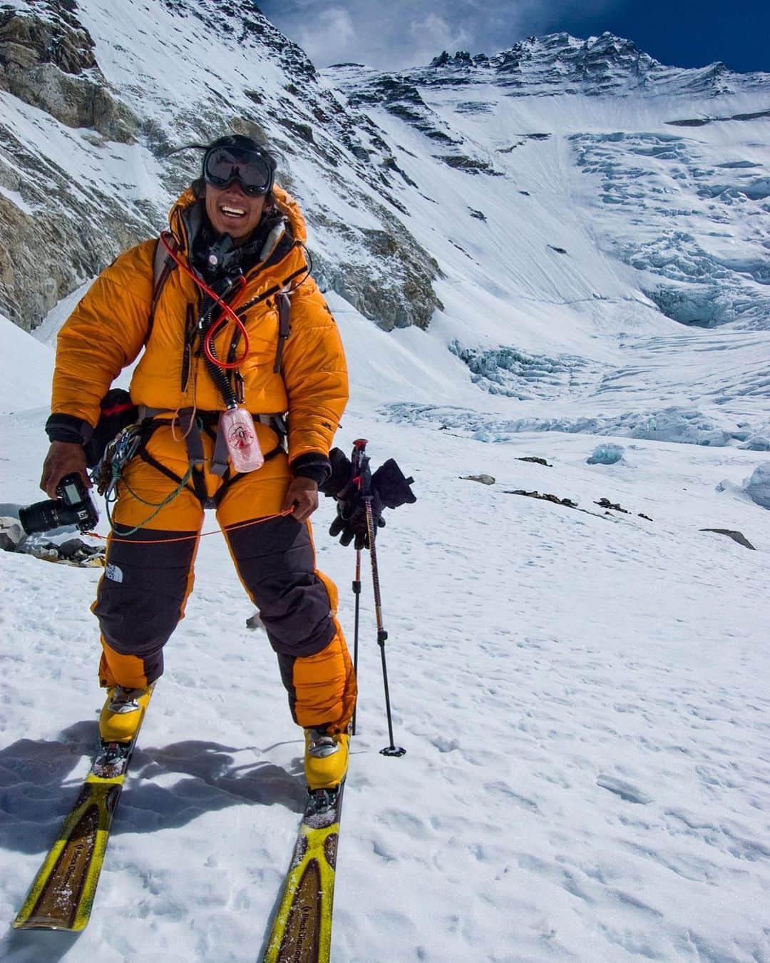 ジミー・チンのインスタグラム：「Another find in the archives. Moments after skiing and shooting the South Pillar route on the Lhotse face / Everest w @kitdski and @robdski. It was steep and exposed...but at least it was icy. We traversed back and forth across blue ice patches to connect ribbons of wind blasted hard pack for 5000ft. Good times. That’s the smile of someone finding complete satisfaction.  📷 by @kitdski  @thenorthface」