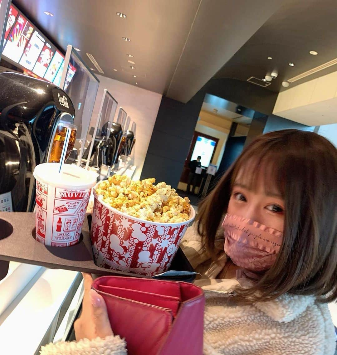 みにーさんのインスタグラム写真 - (みにーInstagram)「. きゃんさんと映画行ってきたけど 笑いこらえるのに必死すぎて 内容ほぼ入ってきてない😇😇😇 #映画　#さんかく窓の外側は夜 #バーレスク　#バーレスク東京　#六本木　#六本木ヒルズ　#スワンキス　#swankiss」1月27日 23時40分 - minnie_burlesqe