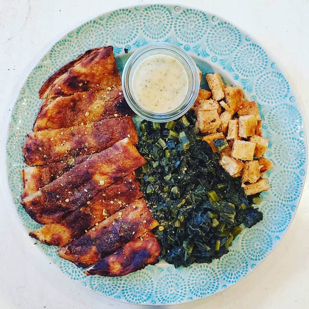 ガソリングラマーさんのインスタグラム写真 - (ガソリングラマーInstagram)「PLANT BASED SPICY POTATO FLATBREAD + KALE + CHICKEN + MANITOU RANCH  #GASOLINEKITCHEN 🥔🌶🥬🍗🧅🧄🧈🌿🧀 @bolani.co #spicypotato #flatbread  @sprouts #organic #lacinatokale  @b4thebutcher #uncut #chickenpatty  @noicefoods #manitouranch #ranchdressing  @mountainroseherbs black pepper smoked chili flakes kiawe smoked salt  @miyokoscreamery #oatmilk #butter #VEGANBUTTER  @gopalshealthfoods #rawmesan #vegan #veganfood #whatveganseat #plantbased #vegetarian #VEGANGOOD #vegansofig #veganfoodie #foodie #plantbased #plantbasedfood #plantbasedfoodie @gasolineglamour #gasolineglamour  @gtfoitsvegan  #gtfoitsvegan」1月27日 23時40分 - gasolineglamour