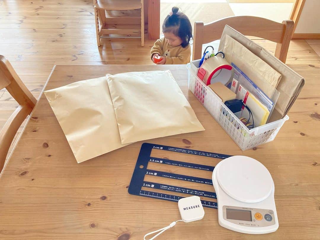 aco.さんのインスタグラム写真 - (aco.Instagram)「2021.1.27  ✔︎今日の#一日一整   年明けから#不用品出品 に燃えています🔥笑  いつもあちこち手をつけて 年末にあれもこれも中途半端、、と思うので 今年は一先ず不用品出品を とことんやることにしました  要らないものが減って来たら きっと何か変わるんじゃないか、と期待を込めて （変わらなかったらどうしよー😂）  今日は金額にしたら少ないけど 2つ発送  今月は今のところ16個売れました📦  娘が触りにくるので 主に昼寝している間が出品作業時間  梱包くらいなら起きてる時でも （2枚目、娘が映り込んできたー） . . . . . #aco暮らしを整える .」1月27日 23時42分 - aco.chaaaaan