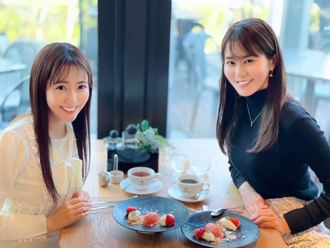 松本あゆ美のインスタグラム：「. @sano.maya ちゃんとランチ💓 テラス席があるお店を調べて #artisandelatruffe へ🍽 . 時間をずらして伺ったので 比較的空いていて店内で食べることに✨ 暖かくなったらテラス席で食べてみたいな🌱 . . #春よ来い🌸  #佐野真彩ちゃんいつでもスタイル抜群 . #トリュフ好き #女子会ランチ #女子会コーデ  #気象予報士 #セントフォース #weatherforecast  #お天気お姉さんの日常」