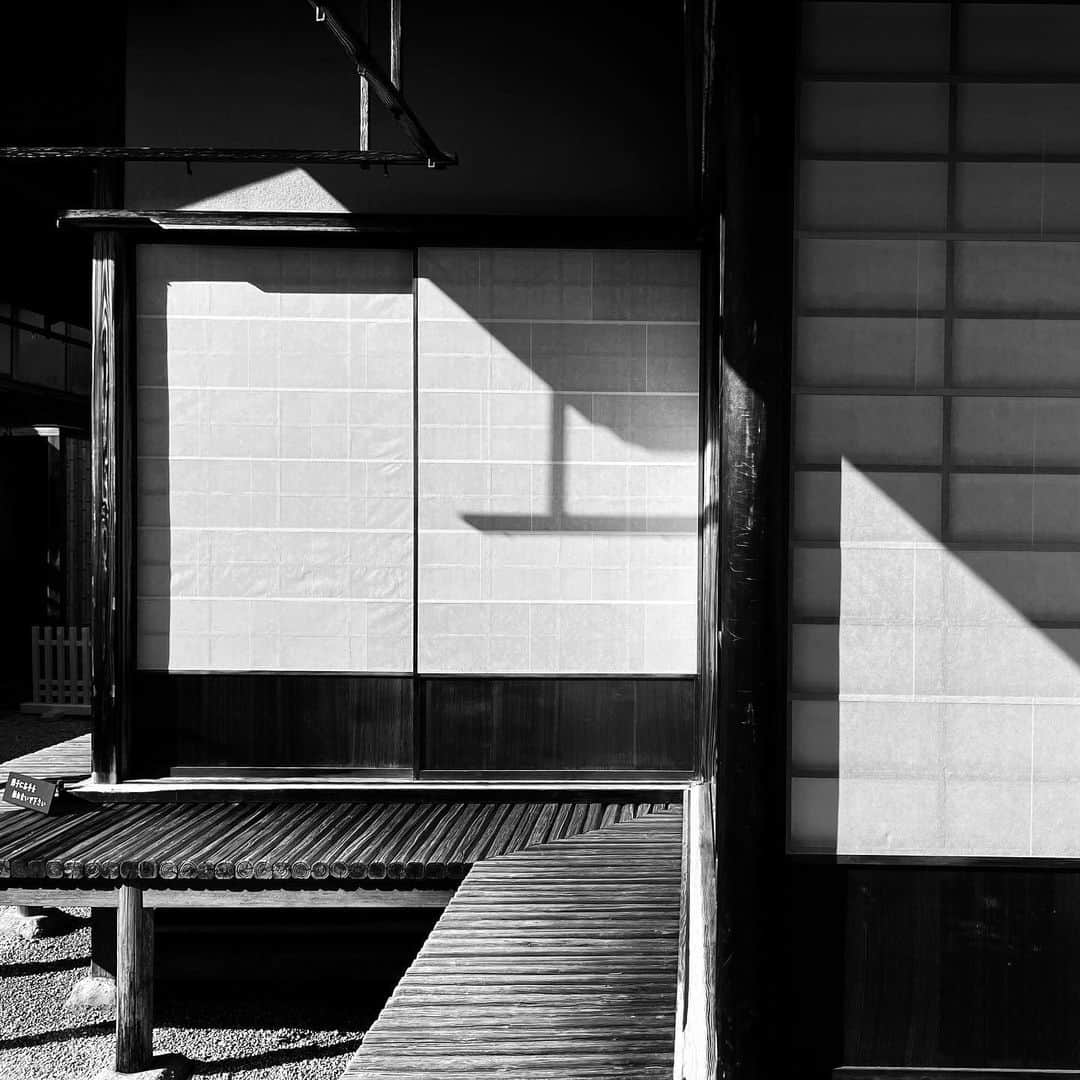 naotakeのインスタグラム：「縁側 - A Japanese-style loggia / iPhone 12 Pro Max & Snapseed, 20210128 . . 在宅勤務で座ったままの一日。緊急事態宣言下では夜の散歩も躊躇われ・・・。足が退化しそうだ。 . . #spicollective #royalsnappingartists #infamous_family #rsa_main #infinity_photo_cult #jp_gallery_member #jp_gallery_bnw #trb_bnw #wp_bnw  #bnw_life #bnwlife_member #bnw_life_shots #bnw_captures #world_bnw #top_bnw #team_jp_ #team_jp_モノクロ #ig_energy_bw #ig_nihon #streetphotographybnw #igersjp #blackandwhite #bnw #bnwphoto #monochrome #bw #bnwphotography #ShotOniPhone #shotoniphone12promax」