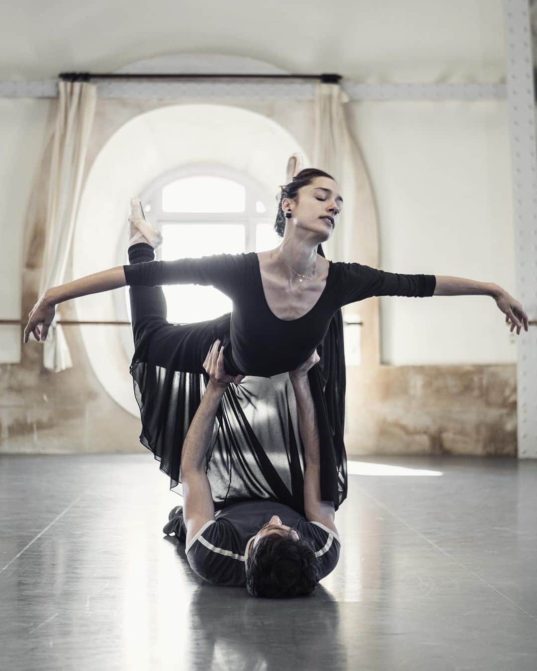 ドロテ・ジルベールのインスタグラム：「Chercher la légèreté. Photo de @jamesbort . . #légèreté #mouvement #envol」