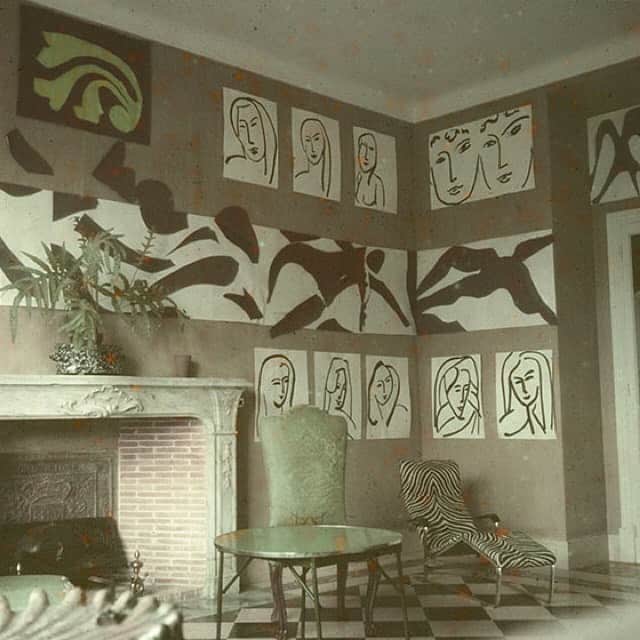 アダムのインスタグラム：「Created after a hot day at the beach, 'The Swimming Pool' is Henri Matisse's first and only self-contained, site-specific cutout. The artwork - constructed of cut-out divers, swimmers and sea creatures - wraps around his dining room at Hôtel Regina in Nice, France.⁠⠀ The Swimming Pool. Henri Matisse, 1952.」