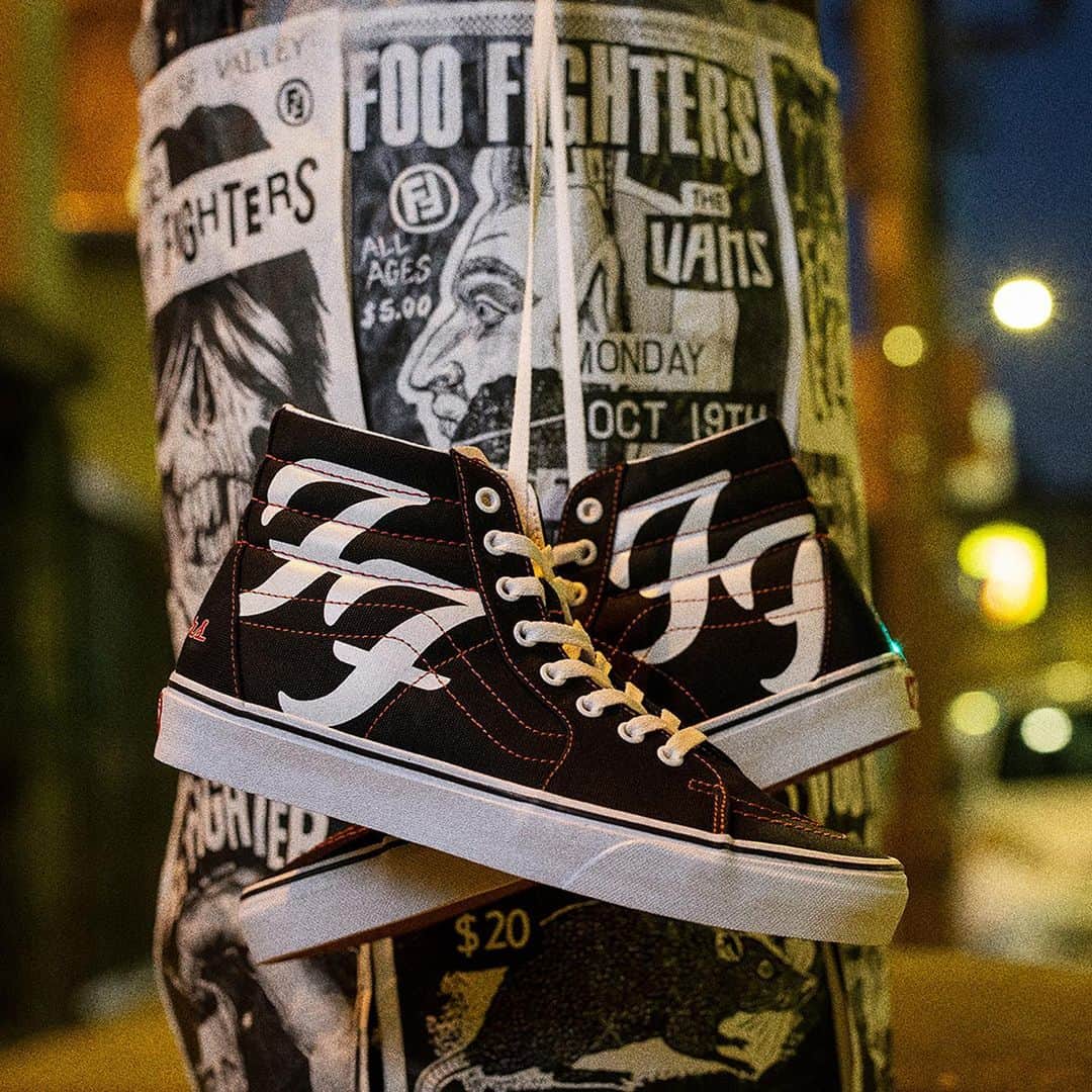 vansさんのインスタグラム写真 - (vansInstagram)「A high rotation style among its members, the @FooFighters chose the Sk8-Hi to deliver the details in this special collaboration. It features the iconic double F logo in white and just an outline of the classic Sidestripe in a nod to Foo Fighters’ stripped-down musical style. The Vans x Foo Fighters collaboration arrives soon. vans.com/foofighters」1月28日 0時01分 - vans