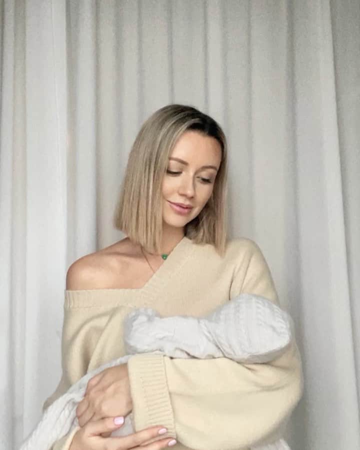 Nataly Osmannのインスタグラム：「Briefly about motherhood. Any questions?!  Коротко о материнстве. 😂 какие у кого вопросы ?! @thebazilika sweatsuit」