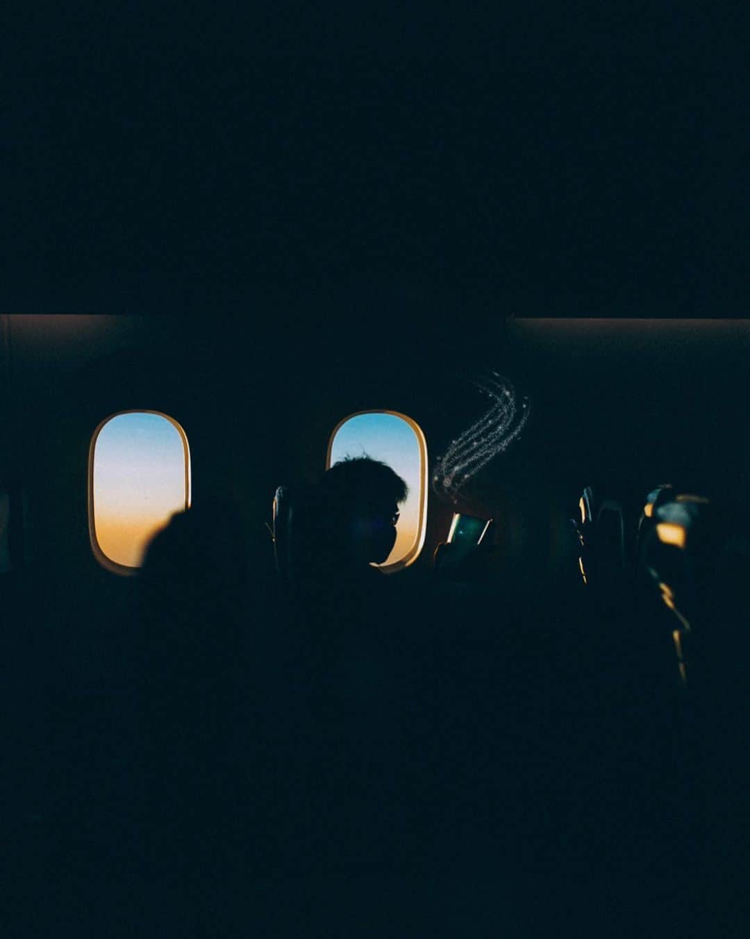 山中海輝のインスタグラム：「今日の飛行機の中での一枚。 なんか、こう見えたからそれを表現してみました。」