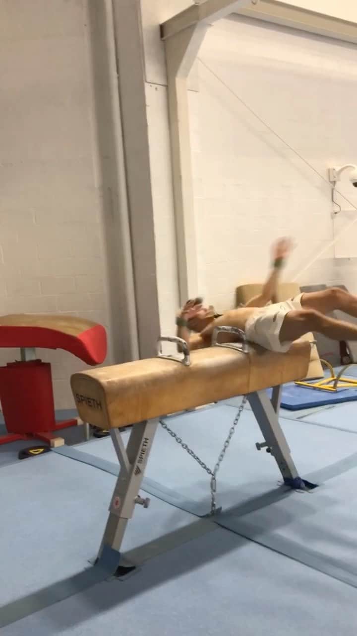 アルトゥール・オヤカワ・マリアノのインスタグラム：「Weeeeeeee.  Ginástica minha gente... é cada “weeee” que a gente passa 😓😅 Errando que se aprende, caiu, levanta e weee de novo! 💪🏻🔥 . .  #EsporteClubePinheiros #ComitêOlimpicoBrasileiro #COB #Caixa #Cbg #BolsaPodio  #ForçasNoEsporte #Cda #Petrobras #TimePetrobras #Aminovital #TimeAjinomoto  #fig #gymnastics」
