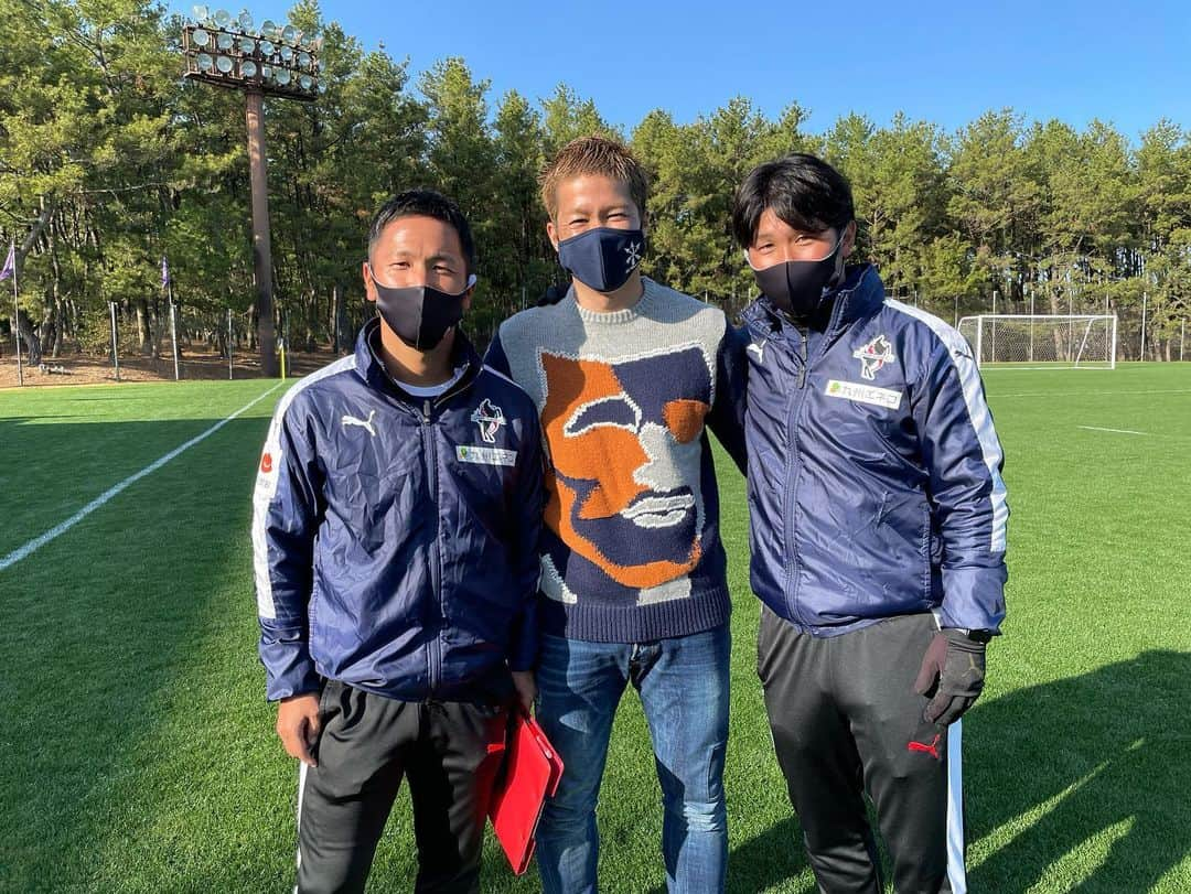 森崎浩司さんのインスタグラム写真 - (森崎浩司Instagram)「キャンプ取材③⚽️  今日が宮崎キャンプ取材の最後となりました⚽️  今シーズン初の練習試合が組まれ、対戦相手はロアッソ熊本でした⚽️  気持ちの良い天候の中で、 30分✖︎3本の実戦でほぼ全員が出場し、2本目の立ち上がりに、 佐々木翔選手がセットプレーからヘディングでゴールを決め、 1対0で勝利しました⚽️  練習試合後には、 20年前に(もう20年も経つのか〜😅笑)プロ入団当初に共にプレーをさせてもらった藤本主税ヘッドコーチと高橋泰コーチに久々にお会いすることができましたー😊  お二人とも指導者の道に進まれていますが、20年前と変わらず元気なお二人でした😌  久々に再会できたことがなにより嬉しい良い1日となりました😌  練習試合後はすぐに🚘で広島まで帰りました(笑)  皆さん今日も1日お疲れ様でした〜😊  #sanfrecce #ロアッソ熊本 #藤本主税 #高橋泰」1月27日 23時59分 - koji.morisaki77