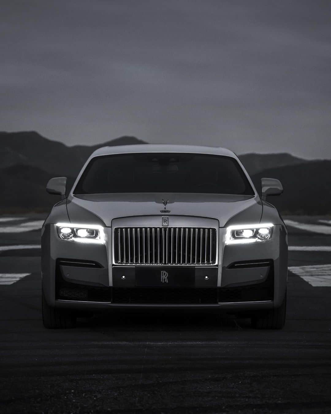 ロールス・ロイスのインスタグラム：「The exacting lines of Ghost mirror those of the road ahead. Refined yet agile, it advances with self-assured control.  Discover #RollsRoyceGhost; link in bio.  — NEDC (combined): CO2 emission: 343 g/km; Fuel consumption: 18.8 mpg / 15.0 l/100km. WLTP (combined): CO2 emission: 347-358 g/km; Fuel consumption: 18 – 18.6 mpg / 15.2-15.7 l/100km.」