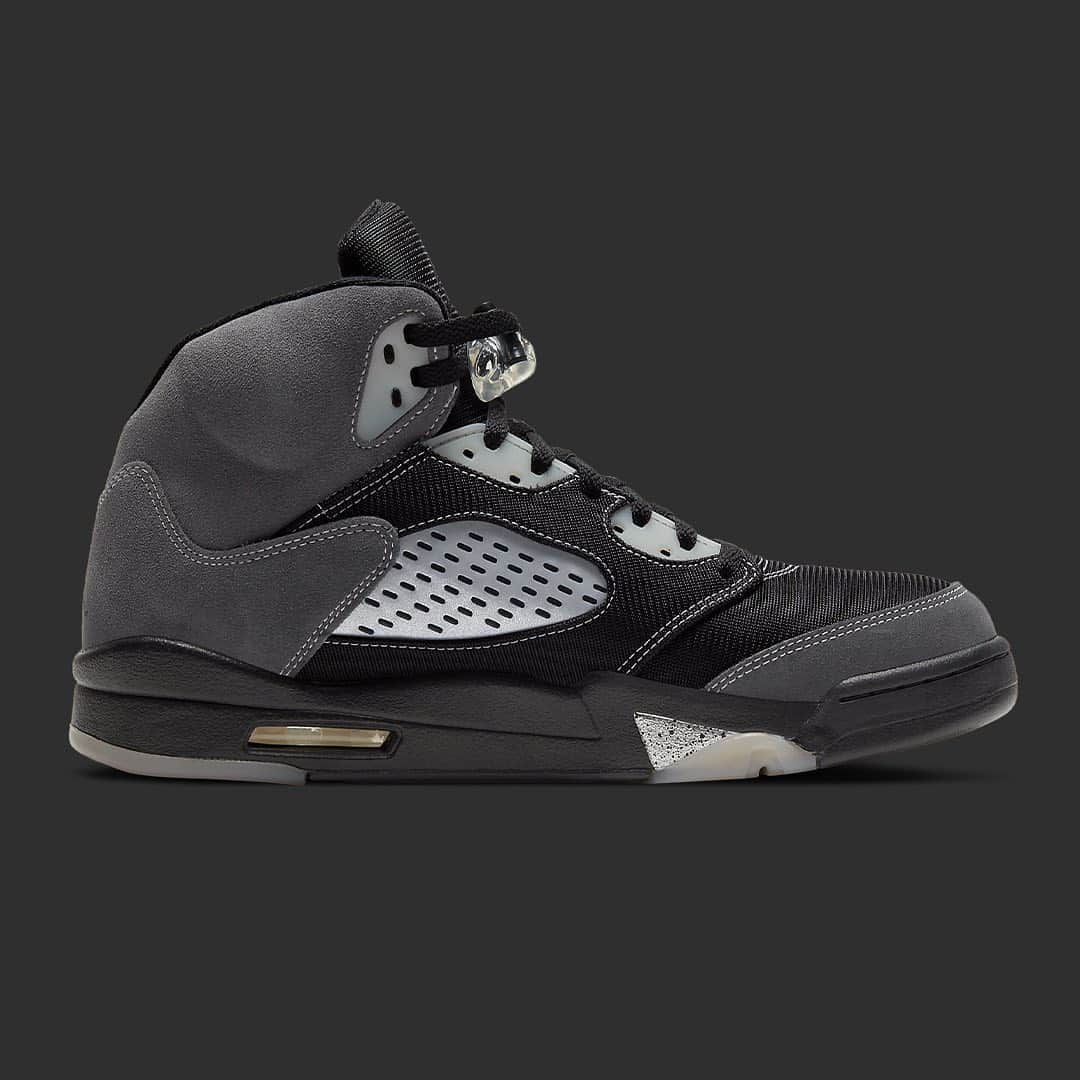 HYPEBEASTさんのインスタグラム写真 - (HYPEBEASTInstagram)「@hypebeastkicks: Take an official look at the stark Air Jordan 5 "Anthracite." The silhouette features a mixture of different materials done up in shades of black from suedes, nylons, to plastic and mesh. Along the lateral side, we see “Wolf Grey” netting while the midsole features the signature "fighter jet" motif in silver with black speckles. The shoe sits atop a milky outsole to finish off the look. Pick up a pair starting February 6 for $190 USD.⁠⠀ Photo: Nike」1月28日 0時00分 - hypebeast