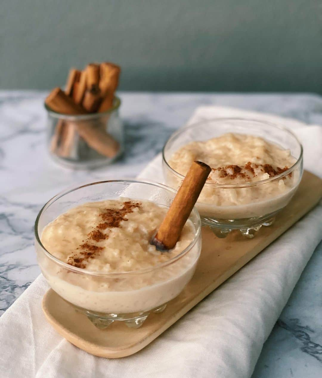 Antonietteのインスタグラム：「Rice and shine! ☀️ Warm arroz con leche (Mexican rice pudding) is soothing and comforting on chilly 🥶 dayz. Pretty indulgent for breakfast but ohhh soooo good! Super easy to make too. I like it when things are easy! 👌🏽Ohhh yay, gives me more time to shop online and add things to a cart I’ll never checkout of. 😆 . . . . Arroz con leche  ::::::::::::::::::::::::::: 7 cups water 1 cup long grain rice One cinnamon stick One can evaporated milk One can condensed milk 1 cup milk raisins (optional)  Put the water, rice, and cinnamon stick in a saucepan and bring to a boil. Cool uncovered for about 18-20 mins until tender. Strain out the water in a fine mesh colander, discard the cinnamon stick and bring the rice back to the saucepan. Stir in the milk, condensed and evaporated  milks. Cook until mixture comes to a boil, reduce heat, cook uncovered, stirring constantly, until the thickened for about 20 minutes. Eat warm or cold!」