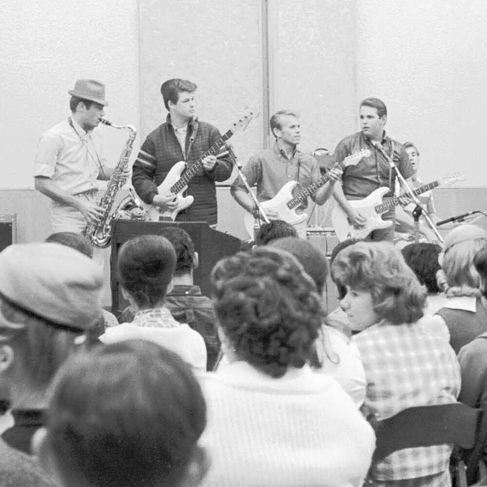 ブライアン・ウィルソンさんのインスタグラム写真 - (ブライアン・ウィルソンInstagram)「Early Days: The Beach Boys playing an Auditorium.  #thebeachboys #livemusic @auditorium #1960s」1月28日 0時03分 - brianwilsonlive