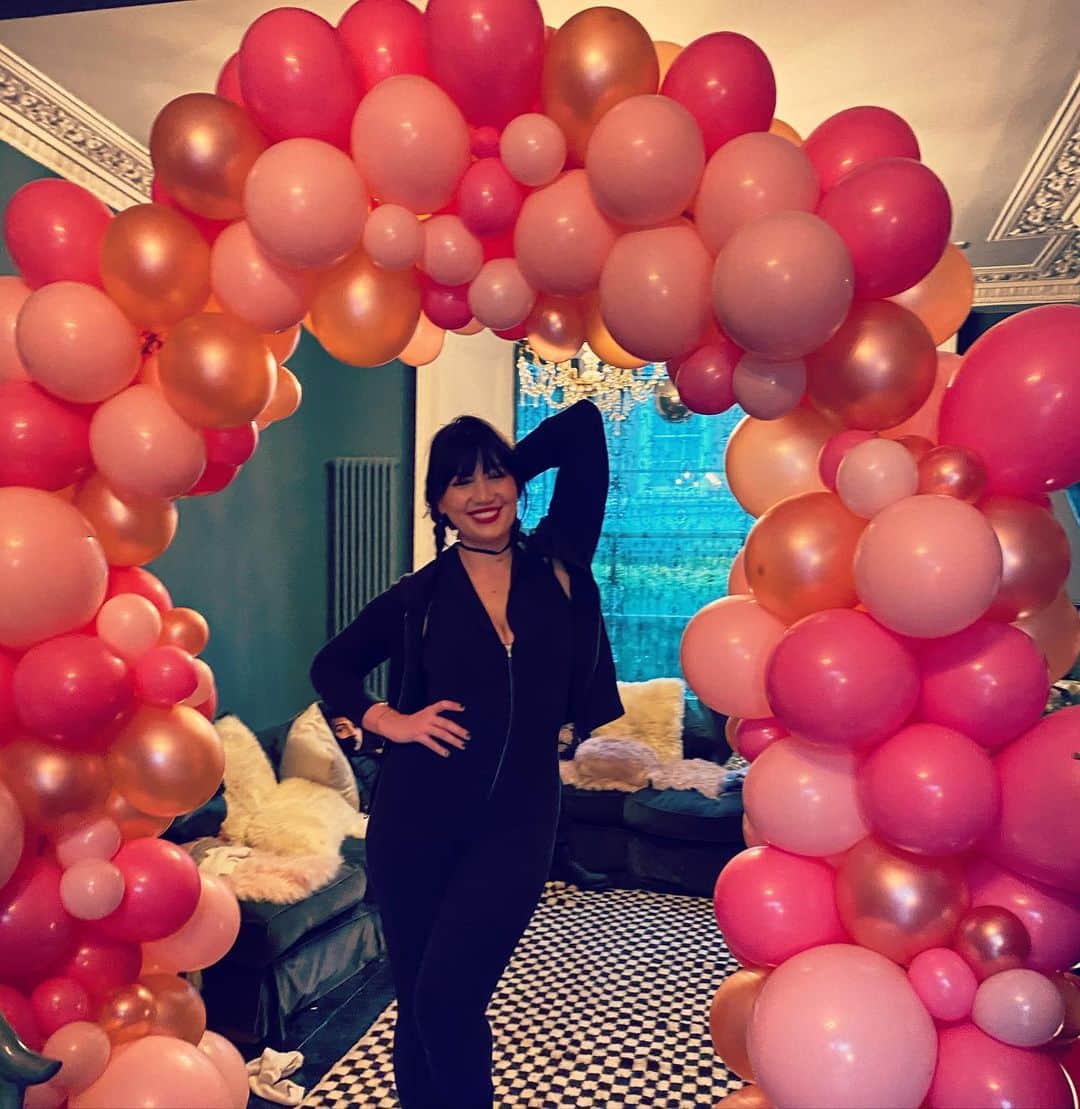 デイジー・ロウのインスタグラム：「So as far as lockdown birthdays go... I feel exceptionally lucky & very loved. Thank you my dearest @jordanjaysaul for getting everything organised, this incredible balloon arch @bubblegumballoons my angels @moveyourframe & @charlesames_ for the ultimate virtual dance party & to all my warm, thoughtful and kind family and friends. God I miss you all & I can’t wait to celebrate life with you all as soon as this madness is over xoxox」