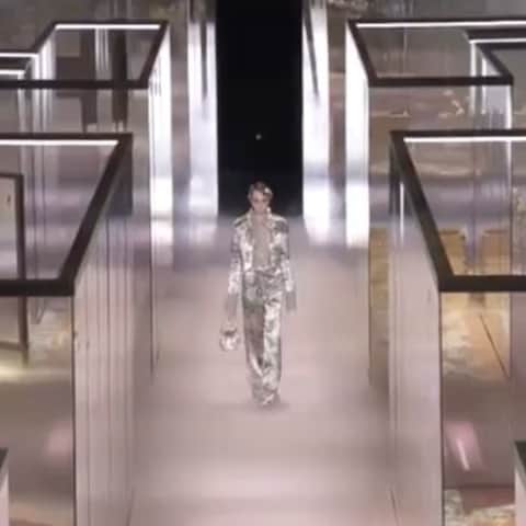アンナ・デッロ・ルッソのインスタグラム：「"Clothes have, they say, more important offices than to merely keep us warm. They change our view of the world and the world’s view of us.” Virginia Woolf, Orlando Kim Jones’s  @mrkimjones debut for  @fendi  Haute Couture Spring Summer 2021 show 🔥🔥🔥  Artistic Director of Couture and Womenswear Collections: @MrKimJones Artistic Director of Accessories and Menswear Collections: @SilviaVenturiniFendi Jewellery Creative Director: @delfinadelettrez  Creative Director: @Ronnie.Cooke.Newhouse Invitation design: @michaweidmannstudio」