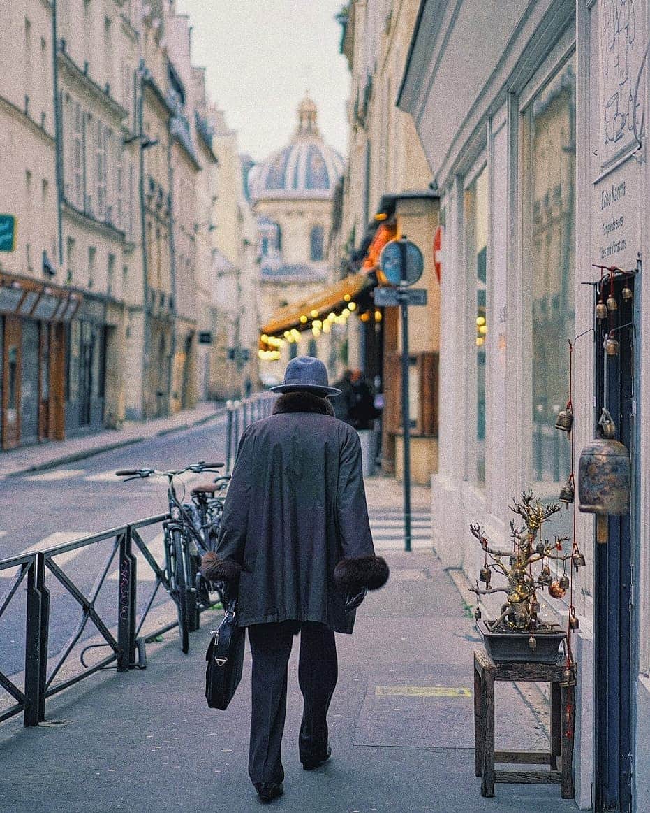 VuTheara Khamさんのインスタグラム写真 - (VuTheara KhamInstagram)「Parisian Mood (2021) . A serie of pictures taken in Odeon, Saint-Paul and Batignolles these last days.」1月28日 0時09分 - vutheara
