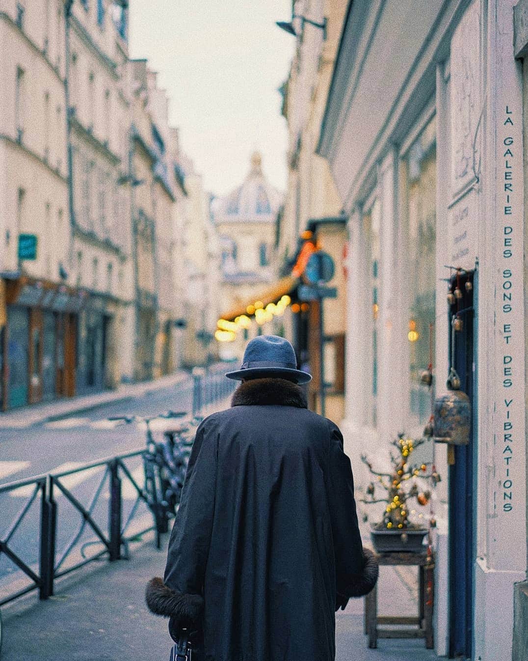 VuTheara Khamのインスタグラム：「Parisian Mood (2021) . A serie of pictures taken in Odeon, Saint-Paul and Batignolles these last days.」