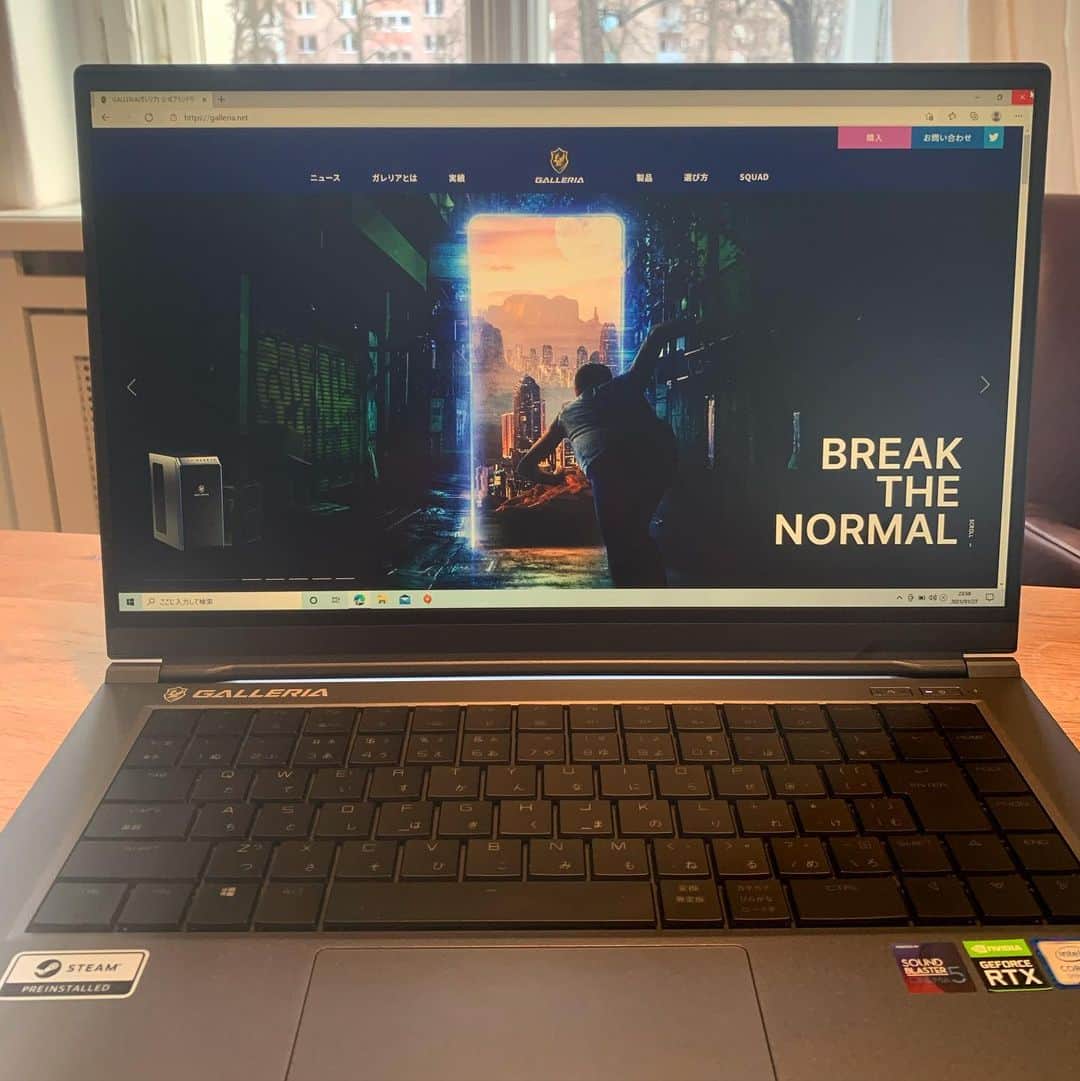 遠藤渓太のインスタグラム：「ゲーミングPCのGALLERIAを展開するサードウェーブさんとスポンサー契約をさせて頂きました。 ドイツに来てから、オンラインでの語学レッスンやミーティングでも使っていますが、軽いので遠征に持っていくのも便利です！ ゲーマーにならない程度に期待に応えていけるよう頑張ります #ガレリア #とりあえずさ #髪切りたい」