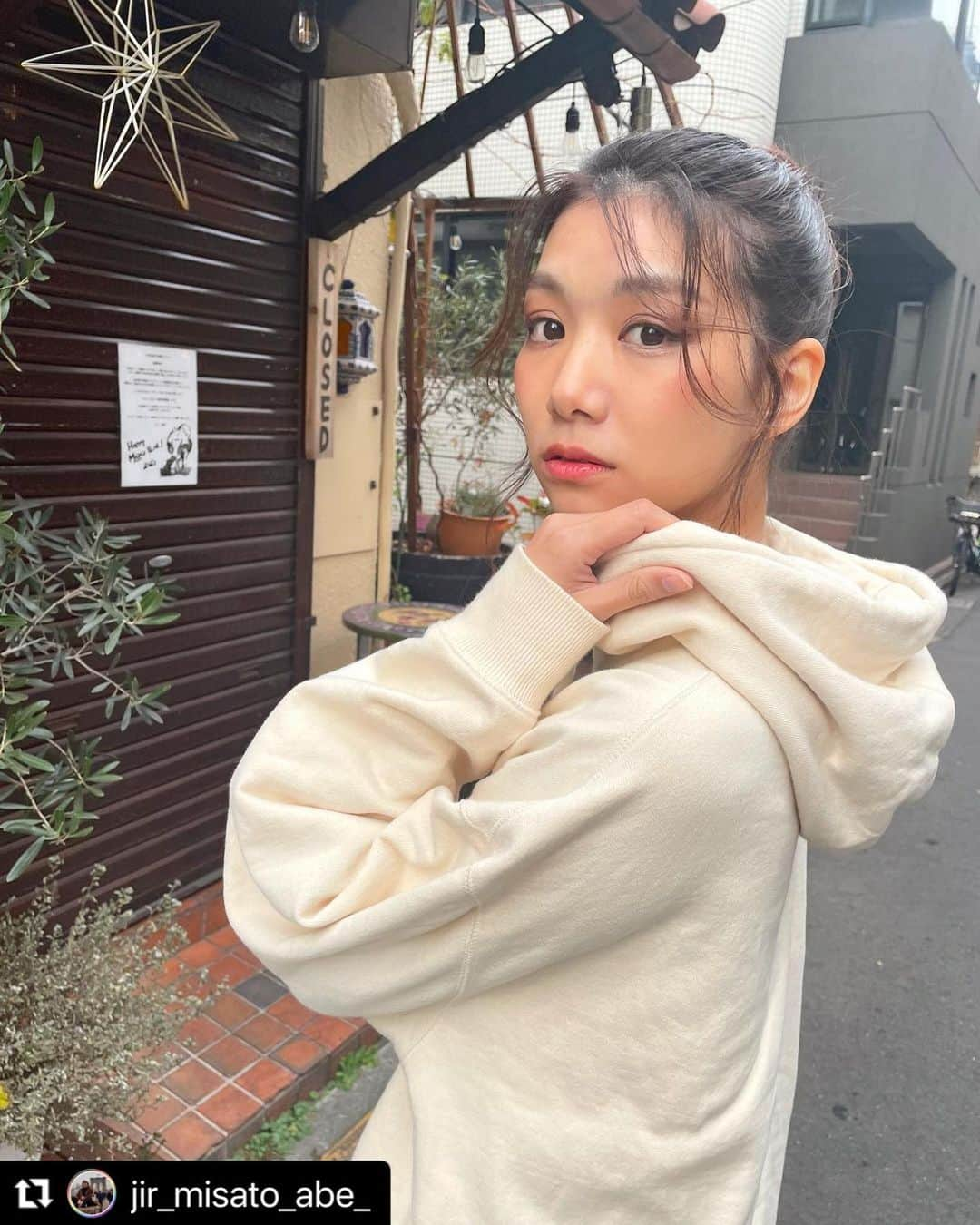 あおいみどりのインスタグラム：「2021.01.28 . . 好きな人とのデート時 手に入れたいヘアスタイル💇‍♀️と モテメイク💄をしてもらい . そんなわくわく撮影にも挑戦💓 . . . ありがとうございました❤️❤️❤️ . #Repost @jir_misato_abe_ with @make_repost ・・・ . . @jir_misato_abe_ のスタイル #abemi_hair   後れ毛style♡  首が細く見えるup style 手ぐしで簡単ルーズ感が 普段使いにおすすめです  パーソナルカラーに合わせた ピンクオレンジメイク🍊🍑  眉毛はしっかりナチュラルに#モテメイク  #abemi_make   #2021   #表参道 #青山 #外苑前 #jir  #カットモデル無料 #カットモデル募集 #カットモデル募集中   #美容師 #美容師求人 #美容師求人募集 #アシスタント募集 #スタイリスト募集  #東海オンエア好きな人と繋がりたい #東海オンエア好きな人と仲良くなりたい #東海オンエア」