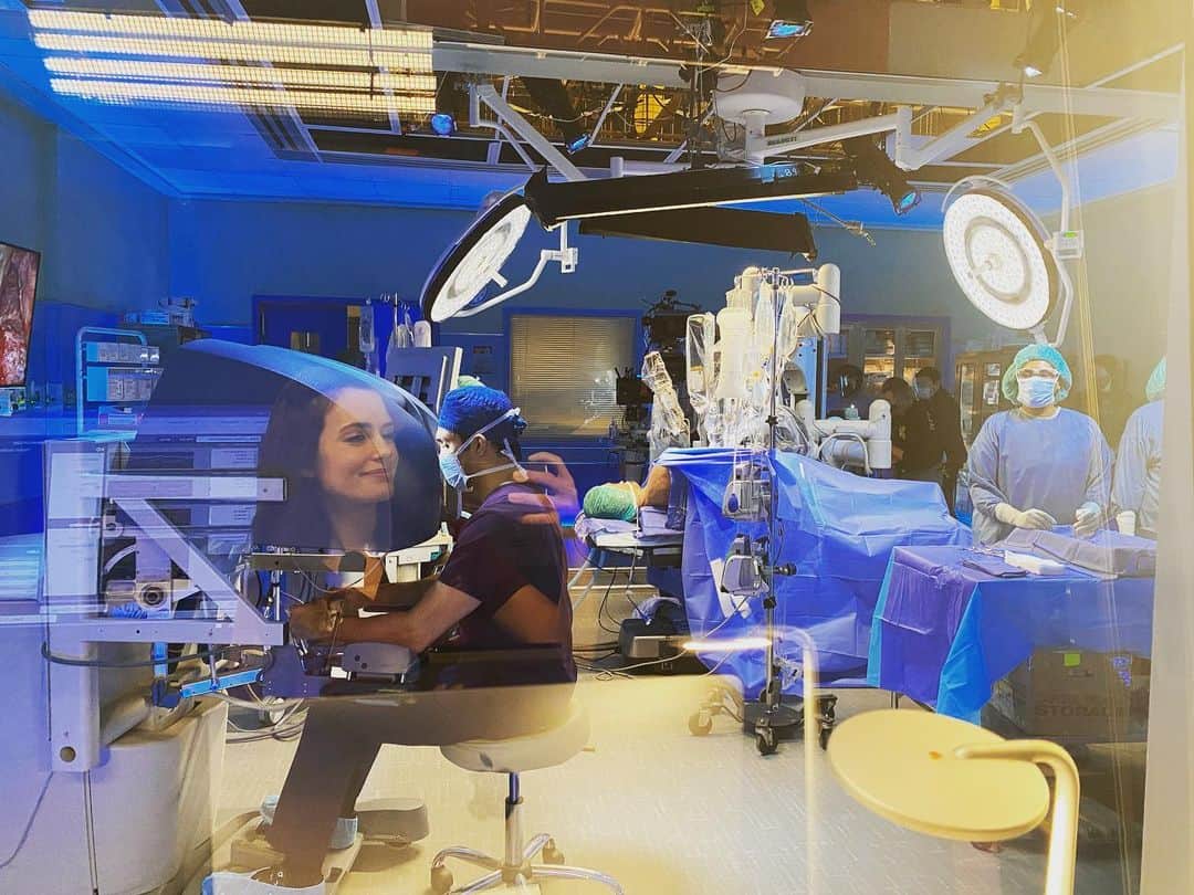 トーレイ・デヴィートのインスタグラム：「We are back tonight ! Who’s watching? #ChicagoMed #ChicagoWednesdays #OneChicago」