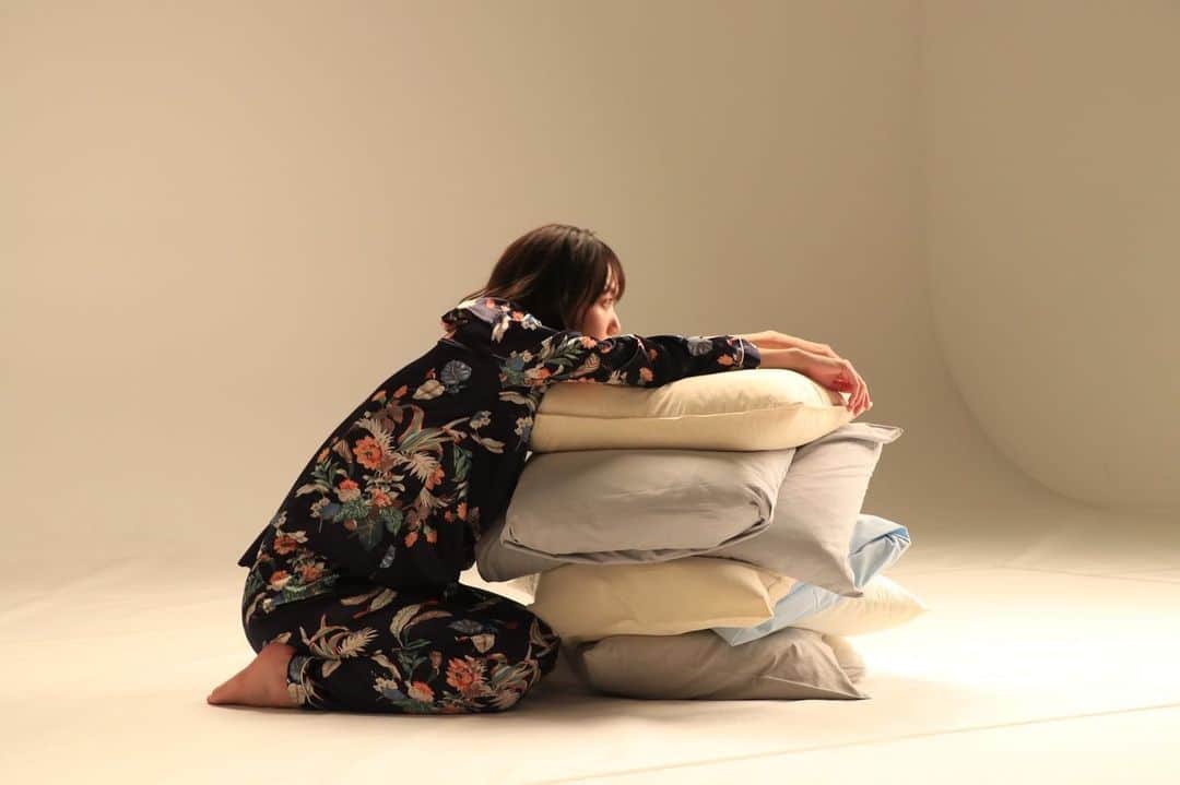 辻詩音のインスタグラム：「人生とはなんぞや🛏💤  #夢中夜 #辻詩音 #tsujishion #music #singersongwriter  #mv」