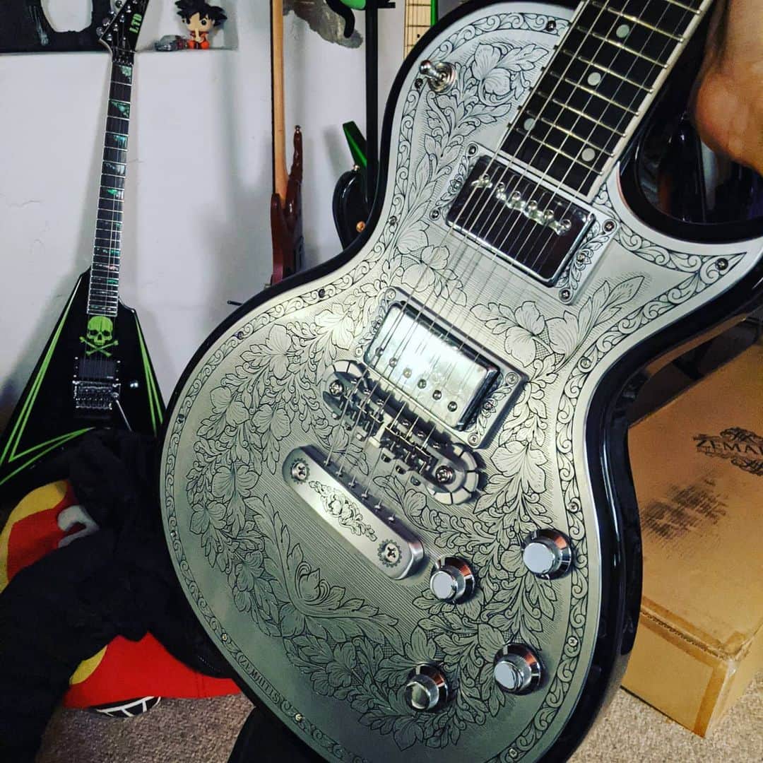 ハーマン・リさんのインスタグラム写真 - (ハーマン・リInstagram)「Probably the most metal guitar I have? This is a beautiful MFG24 by @zemaitisguitars. What do you think of the metal plates design? 🤘😁🎸  #dragonforce #hermanli #guitarcollection #guitarcollector #vintageguitar #guitars #electricguitar #guitarsofinstagram #modernguitar #zemaitis #guitarras #guitare」1月28日 0時27分 - hermanli