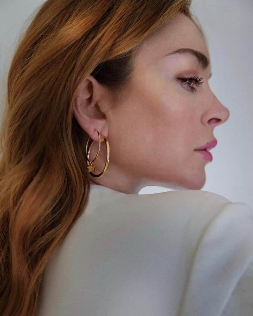 リンジー・ローハンのインスタグラム：「Classic hoops for timeless beauties 😇 #weareallbeauties  Full Collaboration Collection link in bio!  LL & LB Jewels in photo: Cicily Hoops & Me First Hoops  Jewelry: Lindsay Lohan & @lilybakerjewels Collaboration  Photography: @slimi7  Makeup: @jennydekaramatmakeup   #instajewelry #lilybakerjewels #ll🙌lb #jewelsofinstagram #jewelryoftheday #jewelrygram #jewels #instafashion #jewelrybloggers #shopinstagram #londonfashion #ringstagram #jewelrylovers #jewelrytrends #earringsoftheday #hoops #hoopearrings #jewelrycollab #instastyle #dubailifestyle #uk #usa #uae #dubailife」