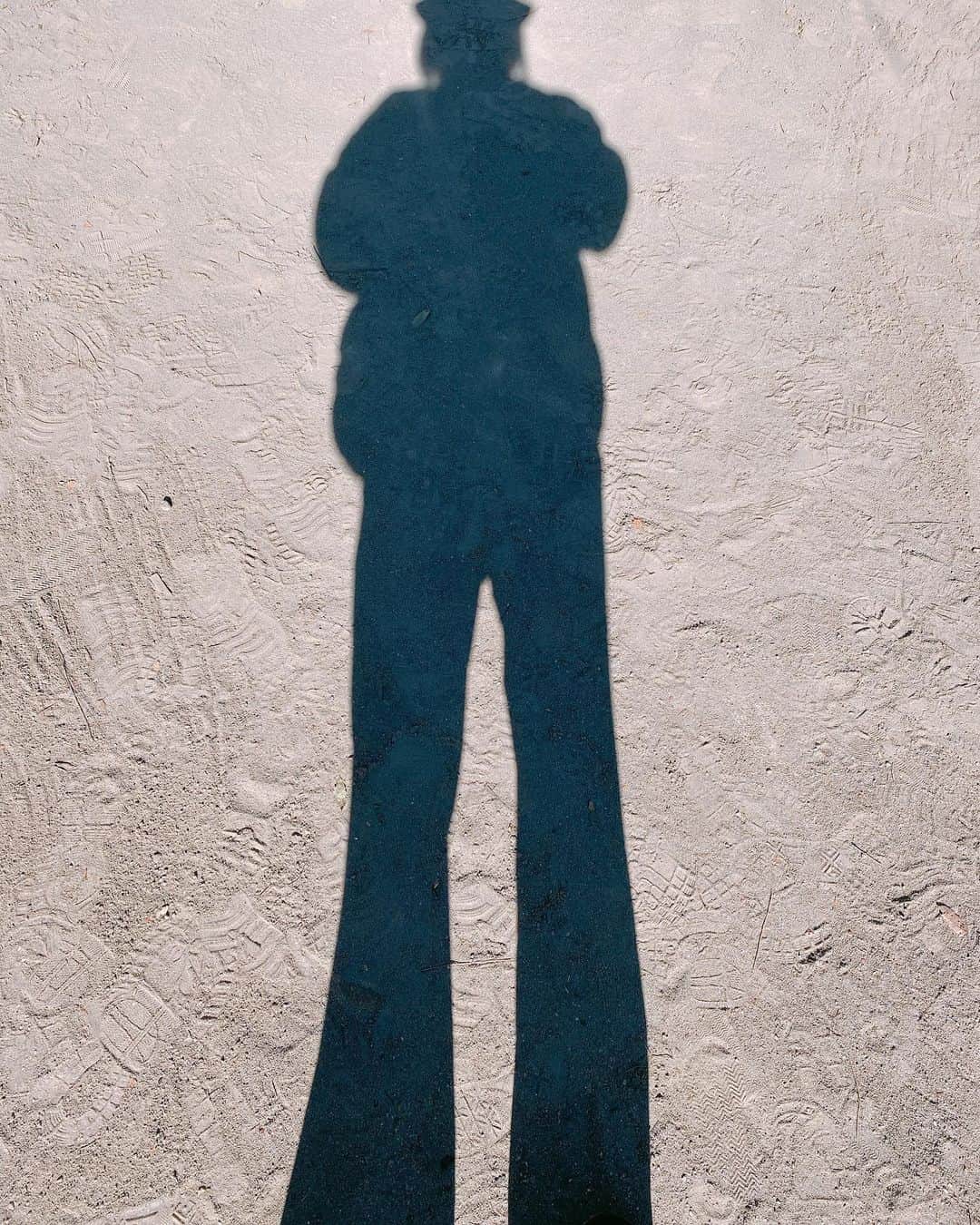 菅長愛子のインスタグラム：「🚺🌞🌈 #影 #ノッポさん  ノッポさん皆さん知ってるかな？笑  自分の影撮ったらめちゃくちゃ脚長効果📷←  #トレーニング #ダイエット #美脚 #筋トレ #ワークアウト #家トレ #筋トレ垢さんと繋がりたい  #ダイエット垢さんと繋がりたい  #筋トレ女子  #筋トレ好きと繋がりたい #ダイエット仲間募集中」