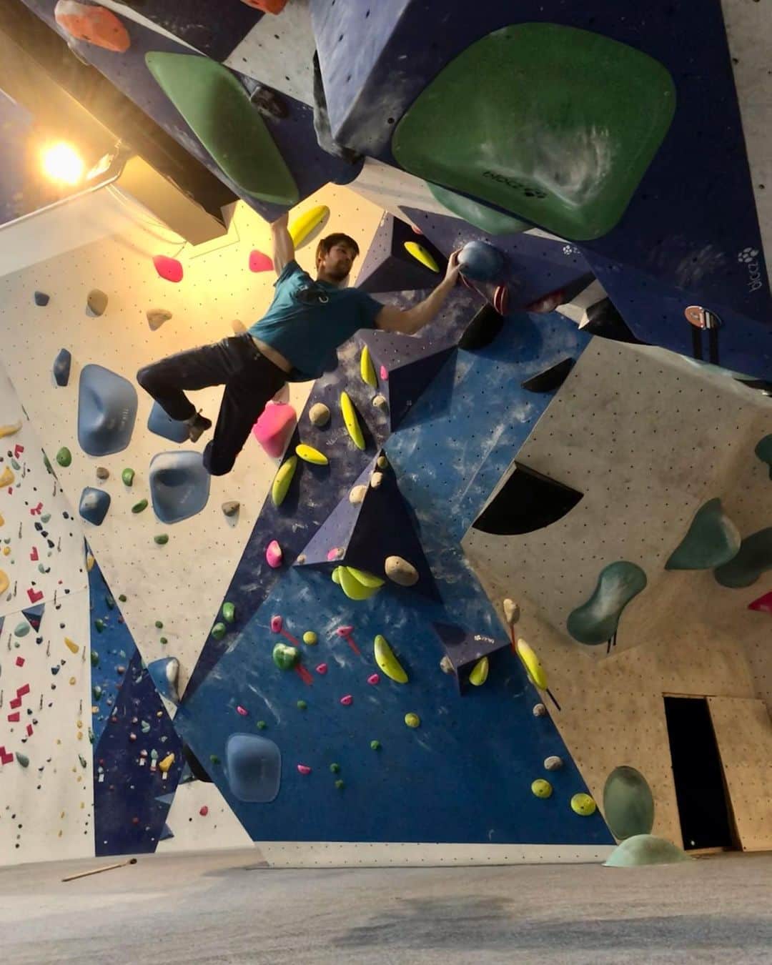 ヤン・ホイヤーのインスタグラム：「#Anzeige I haven’t been on rock in a while and training for comps that might be postponed eventually isn’t always easy as well.  In times like this I feel really lucky to have a strong and reliable partner by my side.  I’ll continue working towards my goals and dreams with @dkb.de 😎🤙 #daskannbank #geldverbesserer」