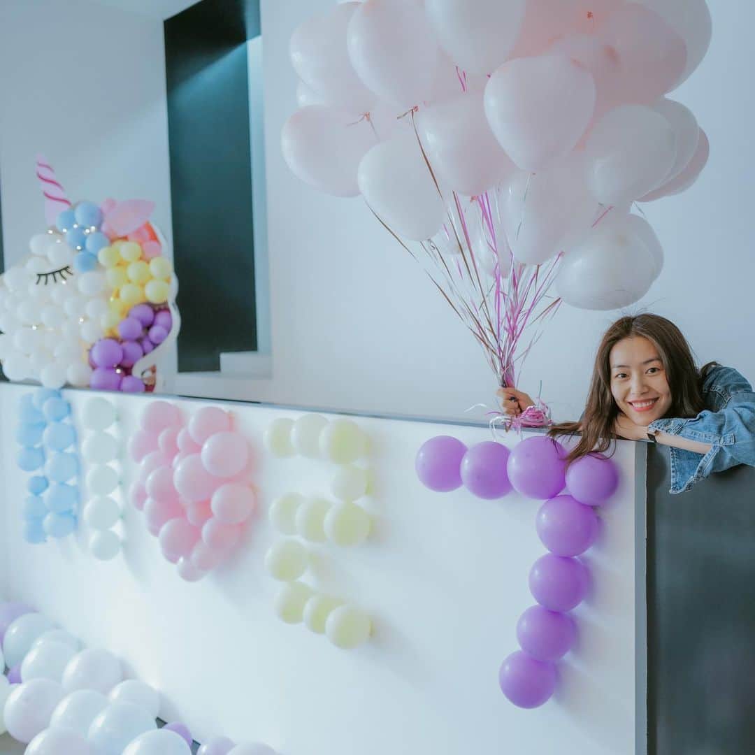 リウ・ウェンのインスタグラム：「Thank you for all the birthday wishes! Here is to another year 🎈」