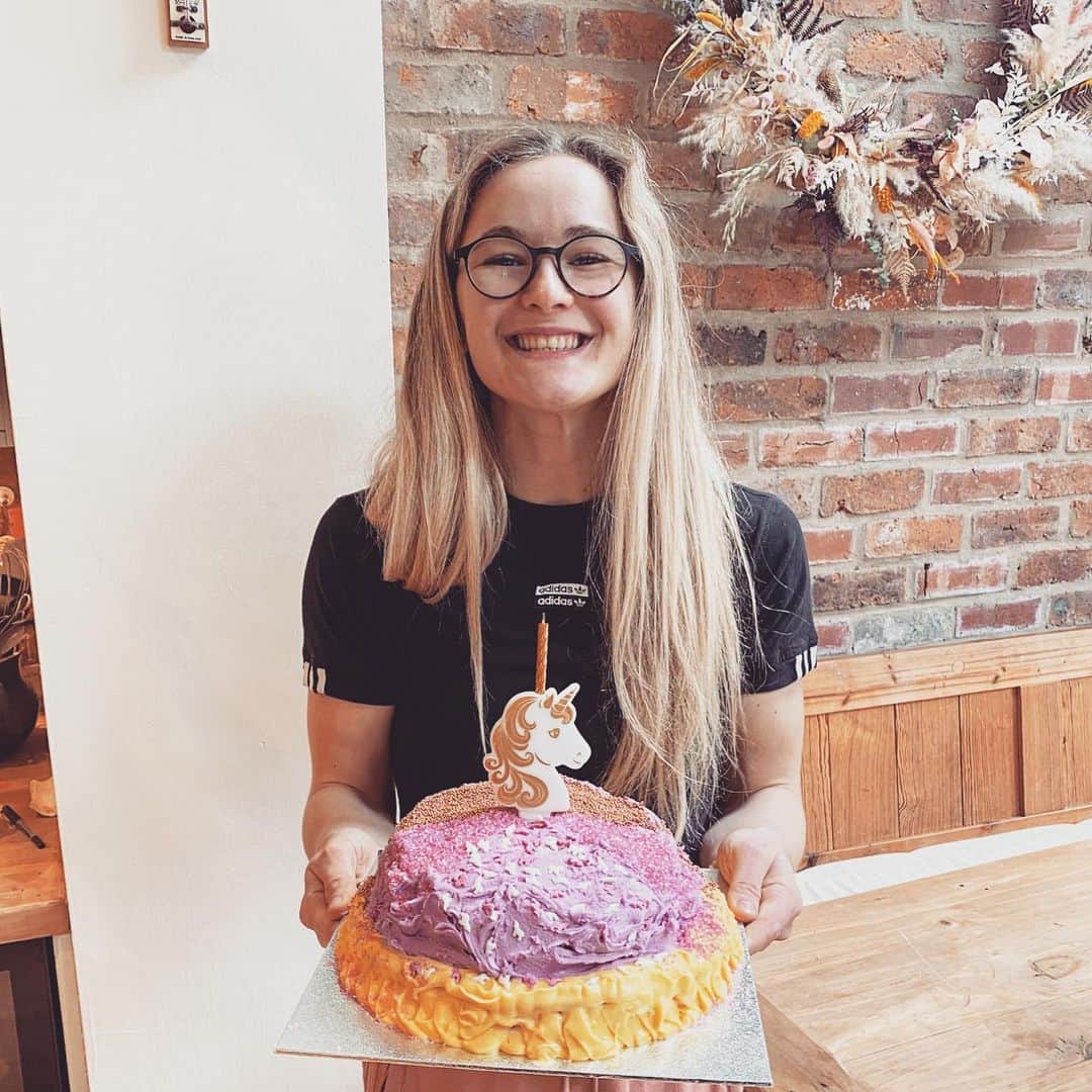 シャウナ・コックジーのインスタグラム：「Birthdays sure feel weird during lockdown but I feel so so lucky to have so many wonderful people in my life who have made me feel so very loved today 🤗💕  Sending love and hugs to all of you having lockdown birthdays away from your loved ones! 💕」
