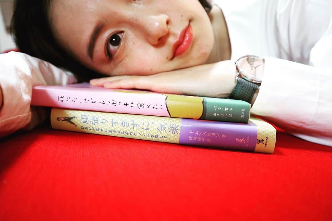 シナダユイのインスタグラム：「💭💭 SDGs関連で月曜日のオンラインインタビューから始まって、動画撮影（はフェアトレードを熱心に頑張っているお店）、今日も午前午後収録で慣れない場所で慣れない事をして＆色んな情報に触れ過ぎて、無知を思い知り、虚無感に襲われて、そんな自分を癒すために合間に#韓国エッセイ 読破。気が抜ける！逃げ本😂 * 終わってみれば、コンテンツひとつにしてもたくさんの人が関わり苦労や苦悩の上でつくられている事を知れたかな。ひとつひとつ形に仕上げたり、仕上がったりするのも楽しみ...🎞 * #自分に出来ることは #少ないかも #だけど #時計 は #humanpracticefoundation  #ootd @augustbergjapan #SDGs#沼#中間報告#ぼやき #韓国エッセイ本 #死にたいけどトッポッキは食べたい  #にハマる#文化系#アラフォー#反省タイム」