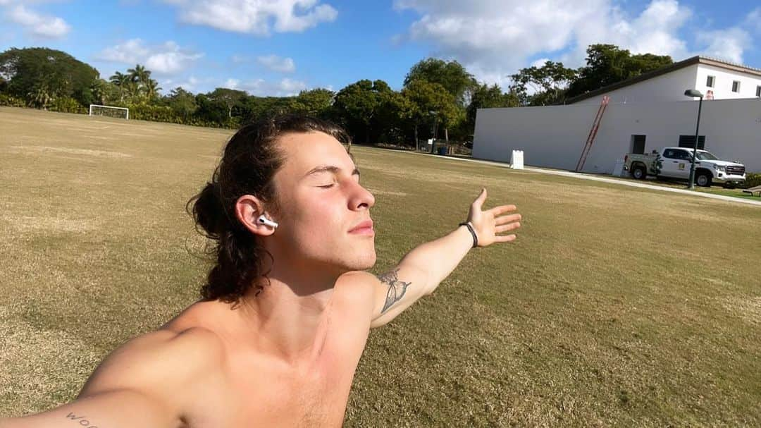 ショーン・メンデスのインスタグラム：「Grateful 💙 The sun, coffee, my health, my family, old Mariah Carey songs, music, humans!!!」