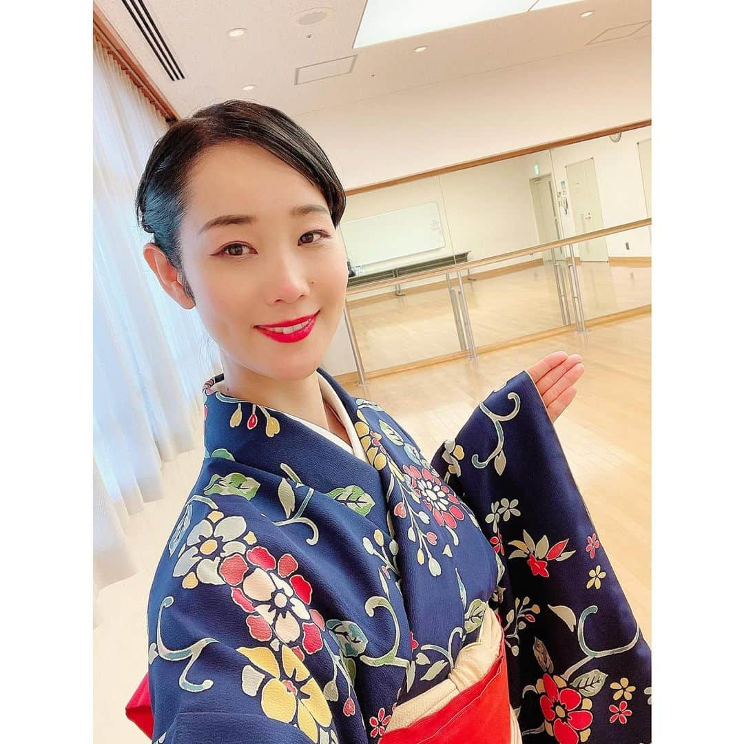 花柳まり草さんのインスタグラム写真 - (花柳まり草Instagram)「【若草会 さいたま教室】のご案内 いつもお世話になっております😊💖  応援して下さっている皆様に、お知らせがございます✨  この度、コロナウイルスの影響で、今までお世話になっておりました『読売カルチャー大宮校』が閉鎖いたしました‼️‼️  それに伴い２０２１年１月より 《日本舞踊教室 若草会》は《さいたま教室》としてカルチャーセンターより独立して、お稽古をさせていただく運びとなりました😆💖✨💖✨  実はカルチャーセンターが閉鎖する前から、独立することは考えておりました。  「閉鎖」というのは大変に残念な事態ではございますが・・・。  私にとりましては「今でしょ！」と神様に仰って頂いたような気持ちでございました😌🌸  マイナスに見える出来事ではございますが、捉え方によってはプラスになるなぁと思い、この度決断を致しました✨  大変にありがたいことに、カルチャーセンターでお稽古をして下さっていた方は皆さま全員『若草会 さいたま教室』にて引き続きお稽古を続けてくださることになりました🙇‍♀️🙇‍♀️🙇‍♀️  もちろん、見学随時可能ですし、体験レッスンもいつでも受け付けております‼️‼️  ぜひぜひお気軽に遊びにいらしてくださいませ😌✨  《《若草会 さいたま教室》》 ■日本舞踊稽古 ■タカラジェンヌストレッチ&ダンス クラス  ◎日本舞踊は毎週金曜日 ◎ストレッチダンスクラスは隔週金曜日  ◎場所は埼玉県のコミュニティセンターをお借りしてお稽古させていただきます。 基本的には「馬宮コミュニティセンター」にて行う予定でおります（写真のお稽古場です！）。  他にも、大宮駅前の「シーノ大宮」や与野駅前の「下落合コミュニティセンター」をお借りする予定です。  ◎３ヶ月前には、お稽古の予定（場所、日程）のお知らせをさせていただきます。  ◎チケット制（詳しい内容はお問い合わせ下さい）  ◎お問い合わせ 💌 marikusa.hanayagi@gmail.com 💌  もちろん《日暮里教室（拙宅稽古場）》も随時見学&体験稽古が可能でございます🌸  こちらも合わせてお気軽にお問い合わせくださいませ✨  何卒宜しくお願い申し上げます🙇‍♀️🙇‍♀️🙇‍♀️‼️ （拡散、シェア、大歓迎でございますのでぜひ宜しくお願い致します）  #埼玉 #さいたま市 #習い事  #日本舞踊家 #日本舞踊  #舞台 #芸術 #習い事 #踊り  #着物 #kimono  #着付け  #宝塚 #宝塚歌劇団 #宝塚og #花柳まり草 #me  #art #art_of_japan #dance #japanesedance #japanesedancer #kimono #fashion #takarazuka #love #marikusahanayagi」1月28日 0時44分 - marikusa.hanayagi