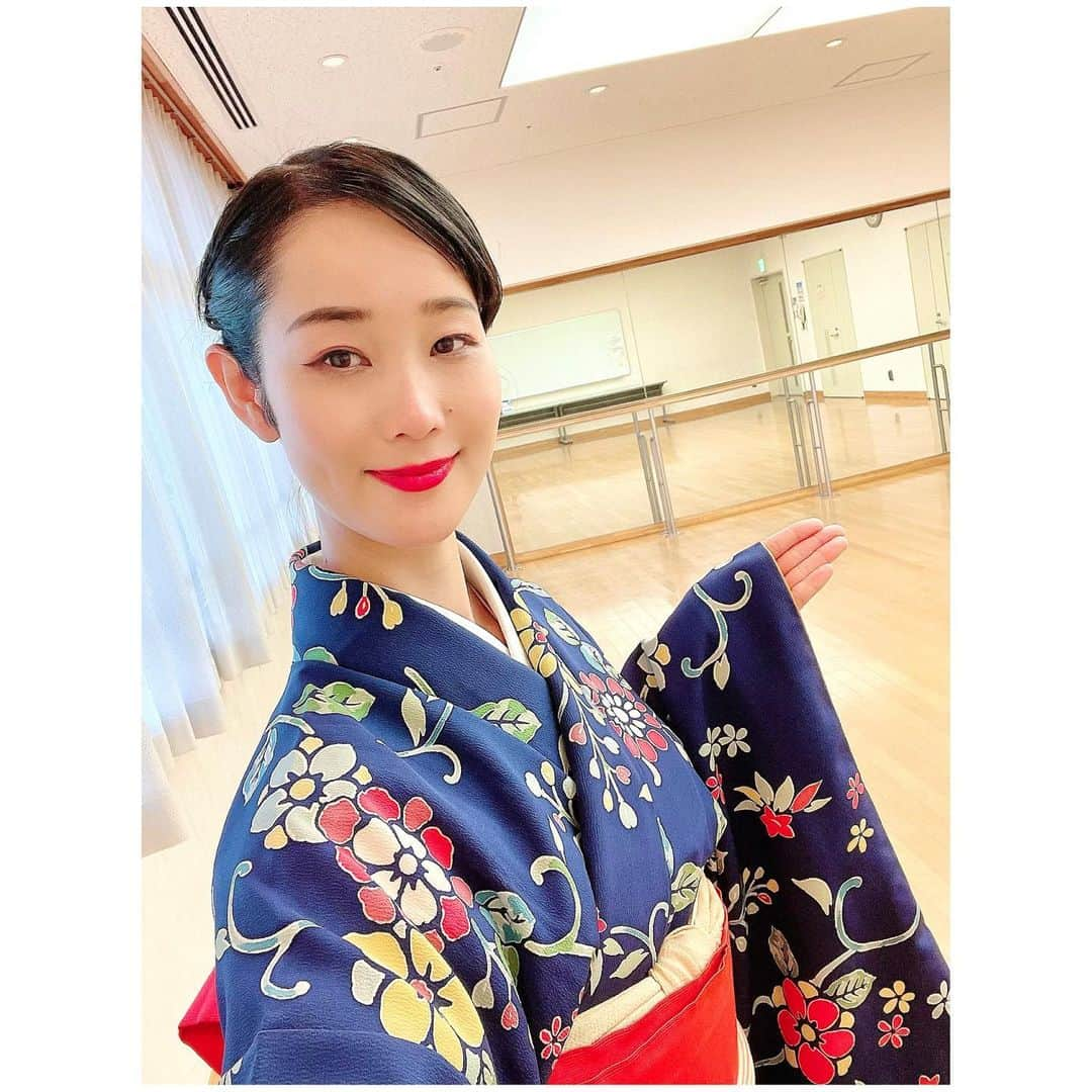 花柳まり草さんのインスタグラム写真 - (花柳まり草Instagram)「【若草会 さいたま教室】のご案内 いつもお世話になっております😊💖  応援して下さっている皆様に、お知らせがございます✨  この度、コロナウイルスの影響で、今までお世話になっておりました『読売カルチャー大宮校』が閉鎖いたしました‼️‼️  それに伴い２０２１年１月より 《日本舞踊教室 若草会》は《さいたま教室》としてカルチャーセンターより独立して、お稽古をさせていただく運びとなりました😆💖✨💖✨  実はカルチャーセンターが閉鎖する前から、独立することは考えておりました。  「閉鎖」というのは大変に残念な事態ではございますが・・・。  私にとりましては「今でしょ！」と神様に仰って頂いたような気持ちでございました😌🌸  マイナスに見える出来事ではございますが、捉え方によってはプラスになるなぁと思い、この度決断を致しました✨  大変にありがたいことに、カルチャーセンターでお稽古をして下さっていた方は皆さま全員『若草会 さいたま教室』にて引き続きお稽古を続けてくださることになりました🙇‍♀️🙇‍♀️🙇‍♀️  もちろん、見学随時可能ですし、体験レッスンもいつでも受け付けております‼️‼️  ぜひぜひお気軽に遊びにいらしてくださいませ😌✨  《《若草会 さいたま教室》》 ■日本舞踊稽古 ■タカラジェンヌストレッチ&ダンス クラス  ◎日本舞踊は毎週金曜日 ◎ストレッチダンスクラスは隔週金曜日  ◎場所は埼玉県のコミュニティセンターをお借りしてお稽古させていただきます。 基本的には「馬宮コミュニティセンター」にて行う予定でおります（写真のお稽古場です！）。  他にも、大宮駅前の「シーノ大宮」や与野駅前の「下落合コミュニティセンター」をお借りする予定です。  ◎３ヶ月前には、お稽古の予定（場所、日程）のお知らせをさせていただきます。  ◎チケット制（詳しい内容はお問い合わせ下さい）  ◎お問い合わせ 💌 marikusa.hanayagi@gmail.com 💌  もちろん《日暮里教室（拙宅稽古場）》も随時見学&体験稽古が可能でございます🌸  こちらも合わせてお気軽にお問い合わせくださいませ✨  何卒宜しくお願い申し上げます🙇‍♀️🙇‍♀️🙇‍♀️‼️ （拡散、シェア、大歓迎でございますのでぜひ宜しくお願い致します）  #埼玉 #さいたま市 #習い事  #日本舞踊家 #日本舞踊  #舞台 #芸術 #習い事 #踊り  #着物 #kimono  #着付け  #宝塚 #宝塚歌劇団 #宝塚og #花柳まり草 #me  #art #art_of_japan #dance #japanesedance #japanesedancer #kimono #fashion #takarazuka #love #marikusahanayagi」1月28日 0時45分 - marikusa.hanayagi